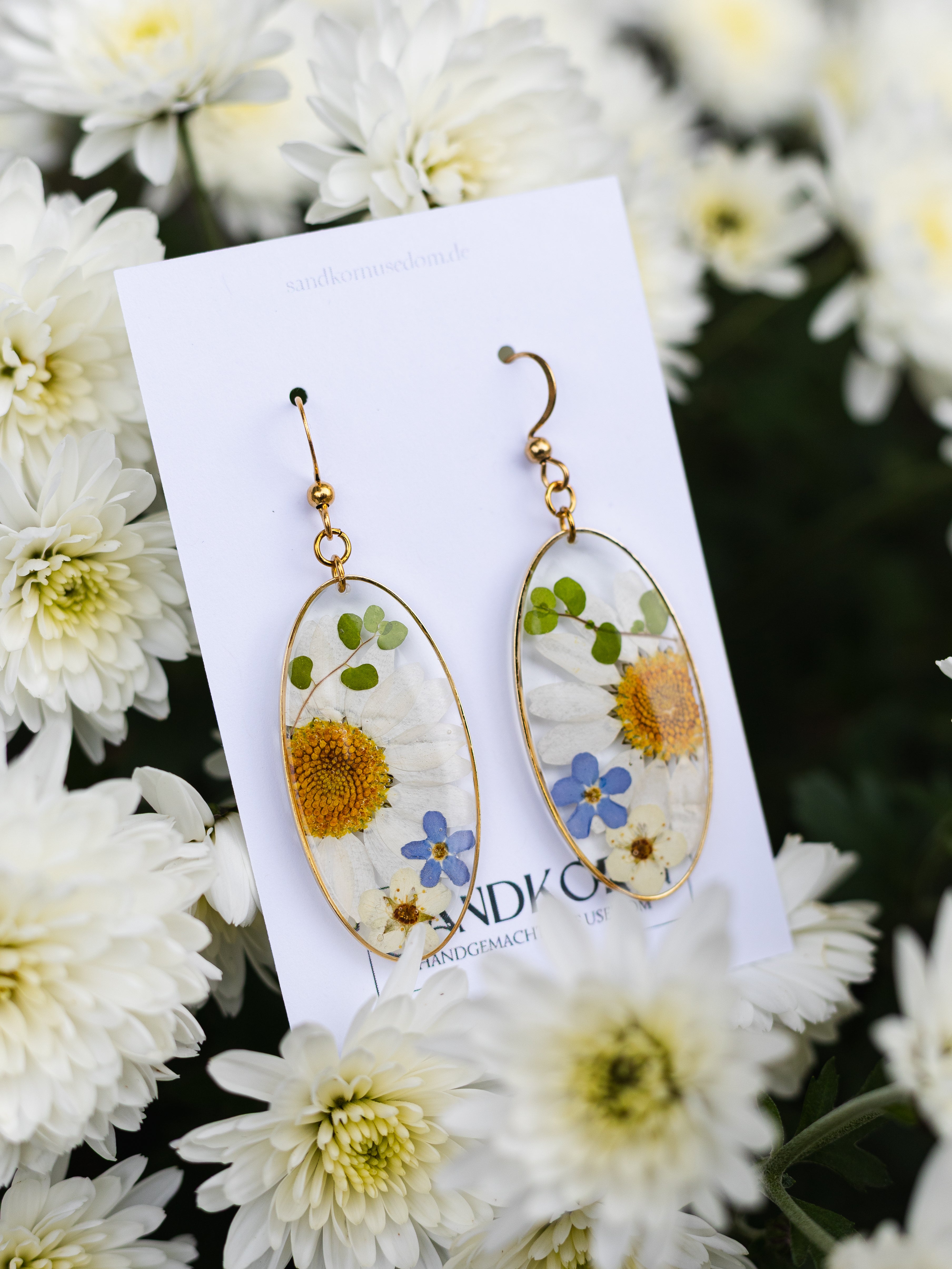 Ohrringe mit Margerite, Vergissmeinnicht, Spiere und Bubikopf
