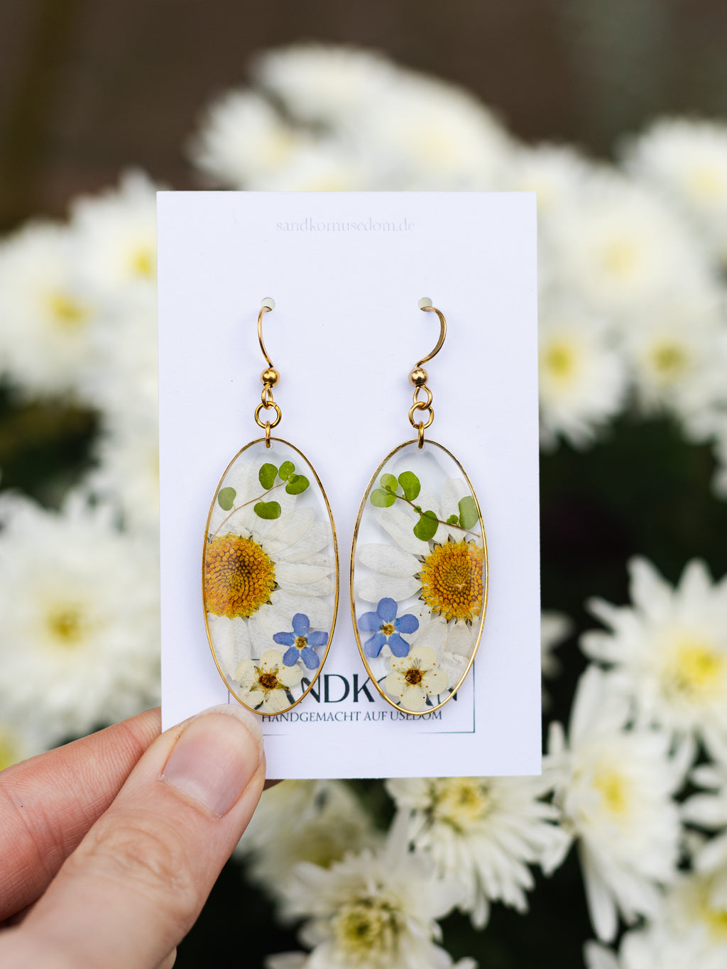 Ohrringe mit Margerite, Vergissmeinnicht, Spiere und Bubikopf