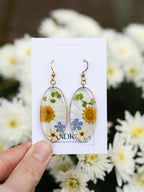 Ohrringe mit Margerite, Vergissmeinnicht, Spiere und Bubikopf