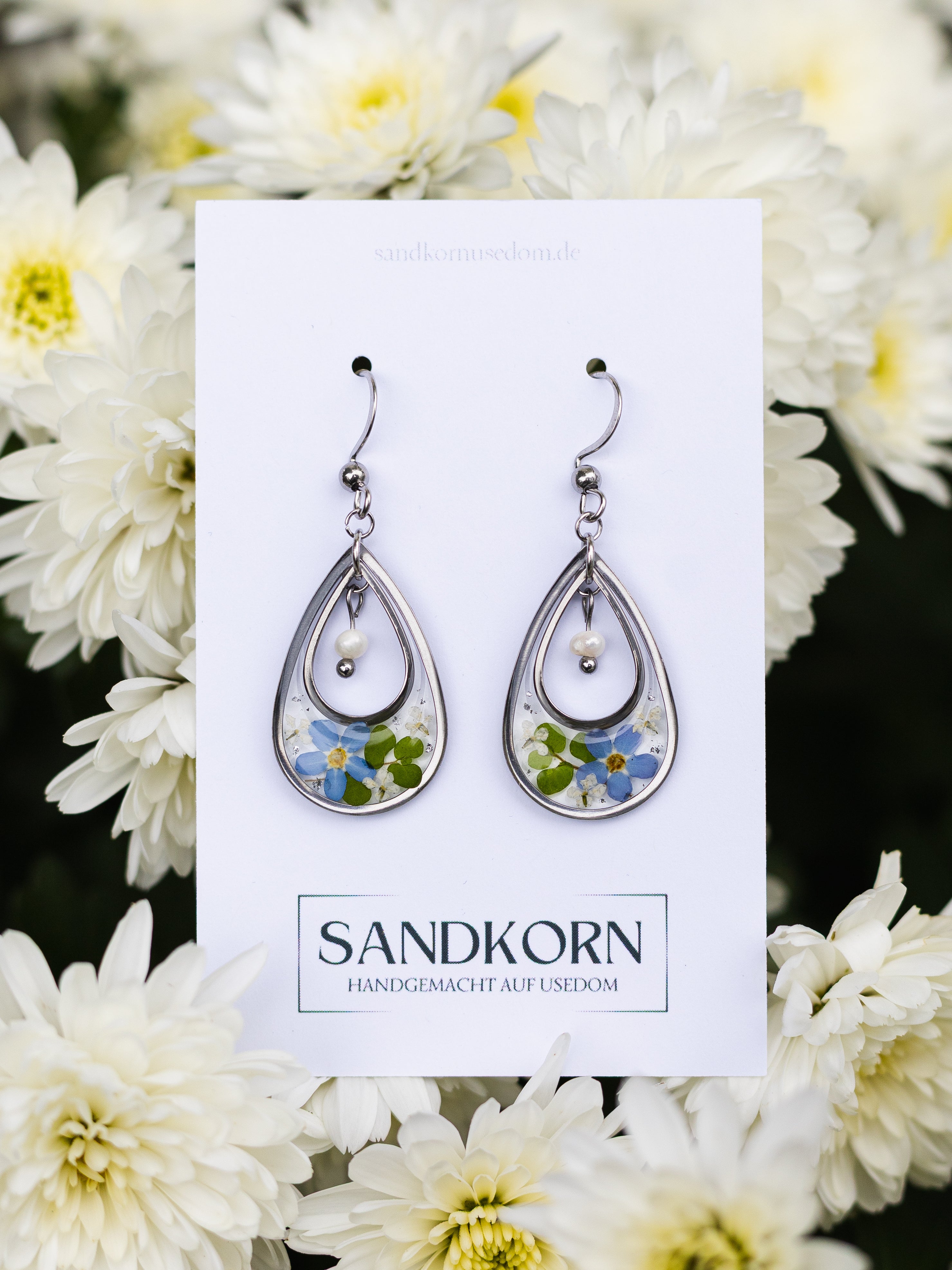 Silberfarbene Ohrringe mit echten Vergissmeinnicht und Perlen | Usedom Schmuck | Naturschmuck | Schmuck mit Blumen