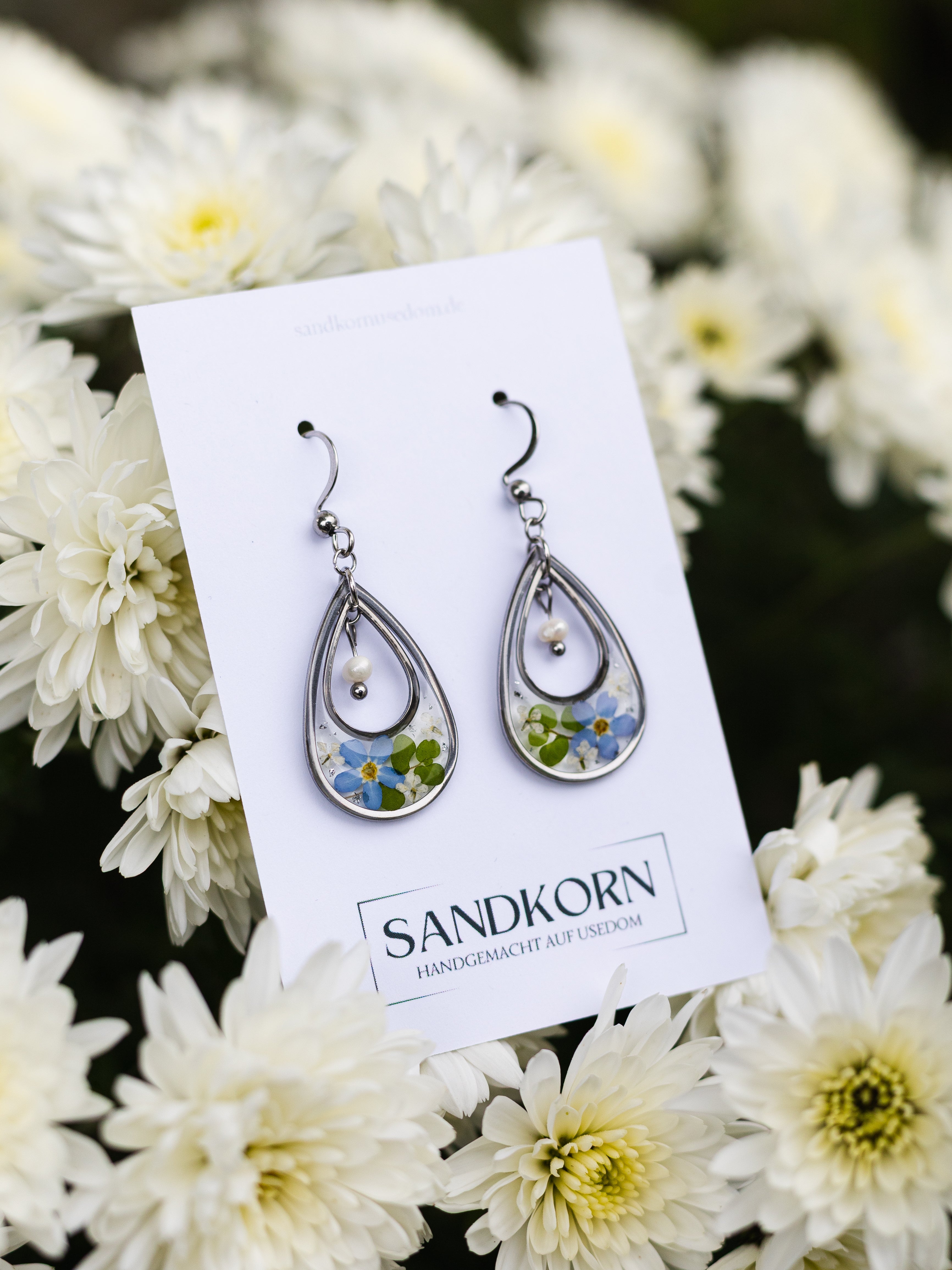 Silberfarbene Ohrringe mit echten Vergissmeinnicht und Perlen | Usedom Schmuck | Naturschmuck | Schmuck mit Blumen