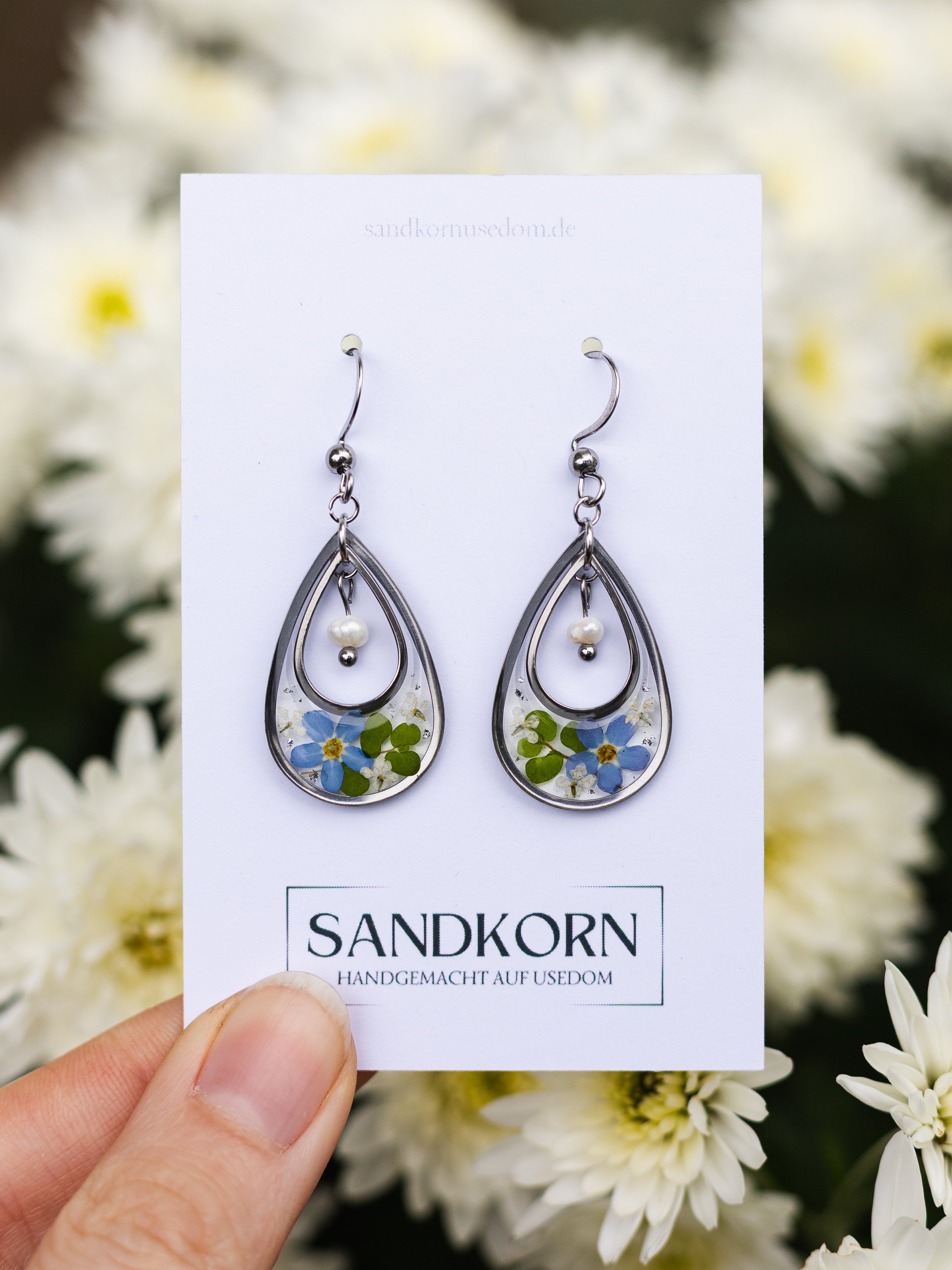 Silberfarbene Ohrringe mit echten Vergissmeinnicht und Perlen | Usedom Schmuck | Naturschmuck | Schmuck mit Blumen