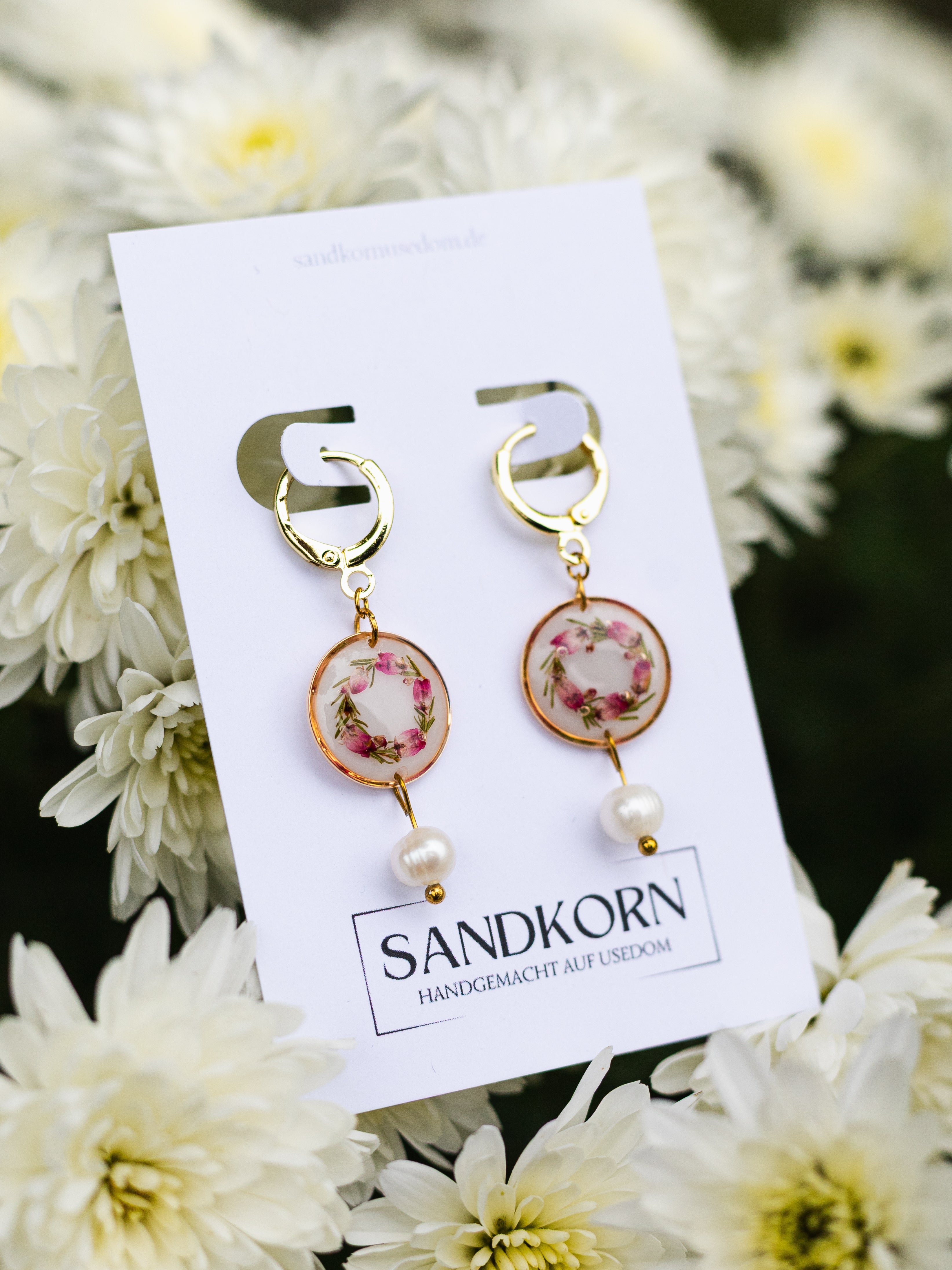 Ohrringe mit Glockenheide-Kranz und Süßwasserperlen