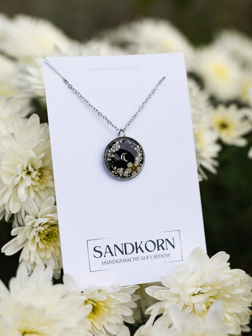 Halskette mit Mond, Spiere und Wilder Möhre - SANDKORN Usedom 