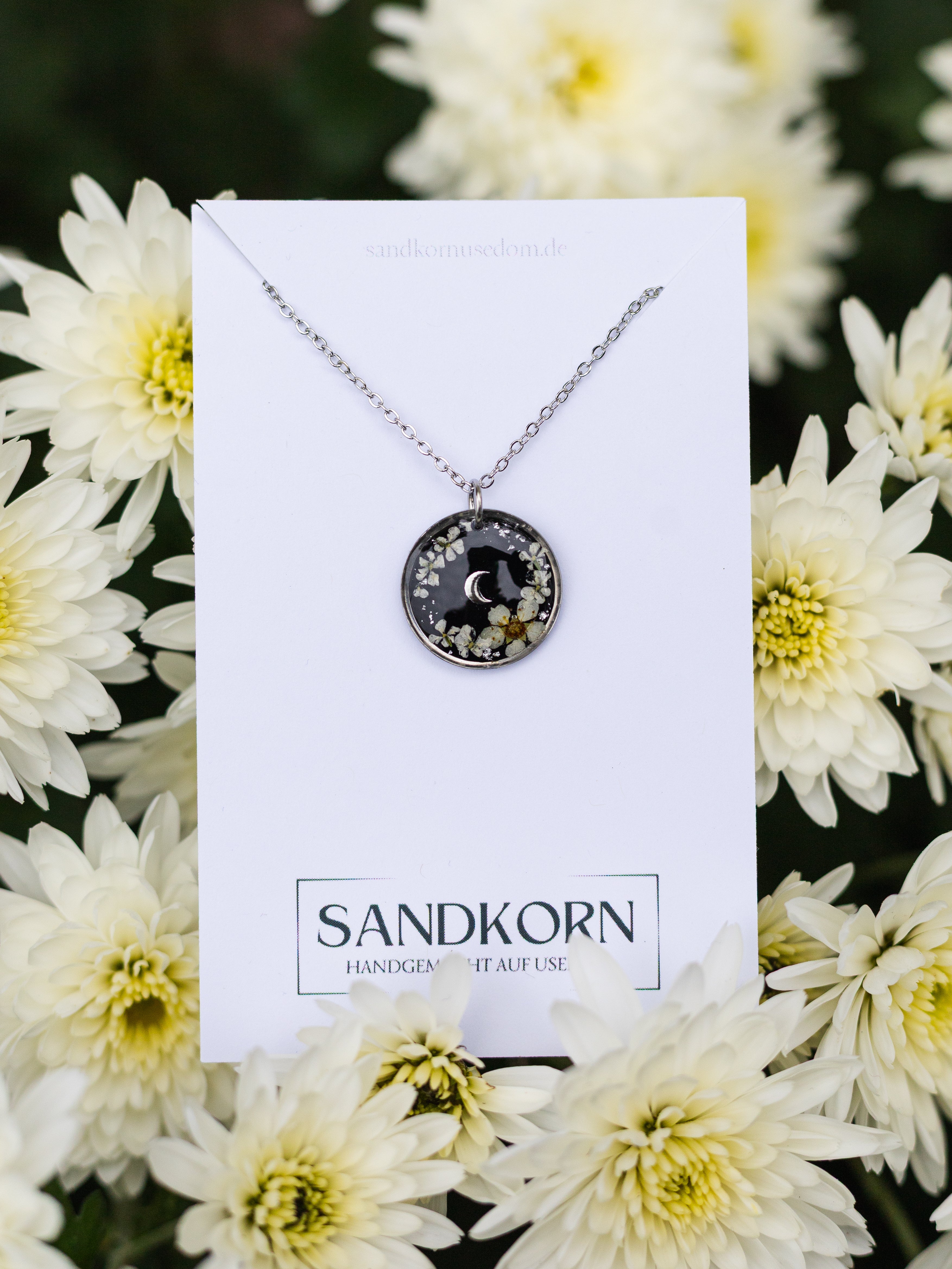 Halskette mit Mond, Spiere und Wilder Möhre | Epoxidharz-Schmuck