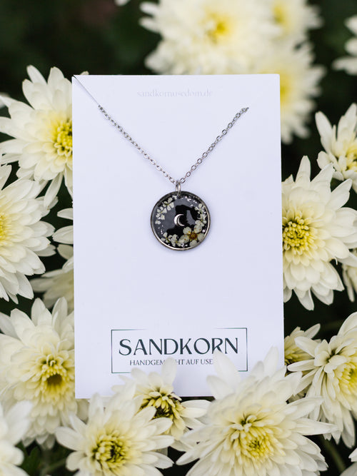 Halskette mit Mond, Spiere und Wilder Möhre | Epoxidharz-Schmuck