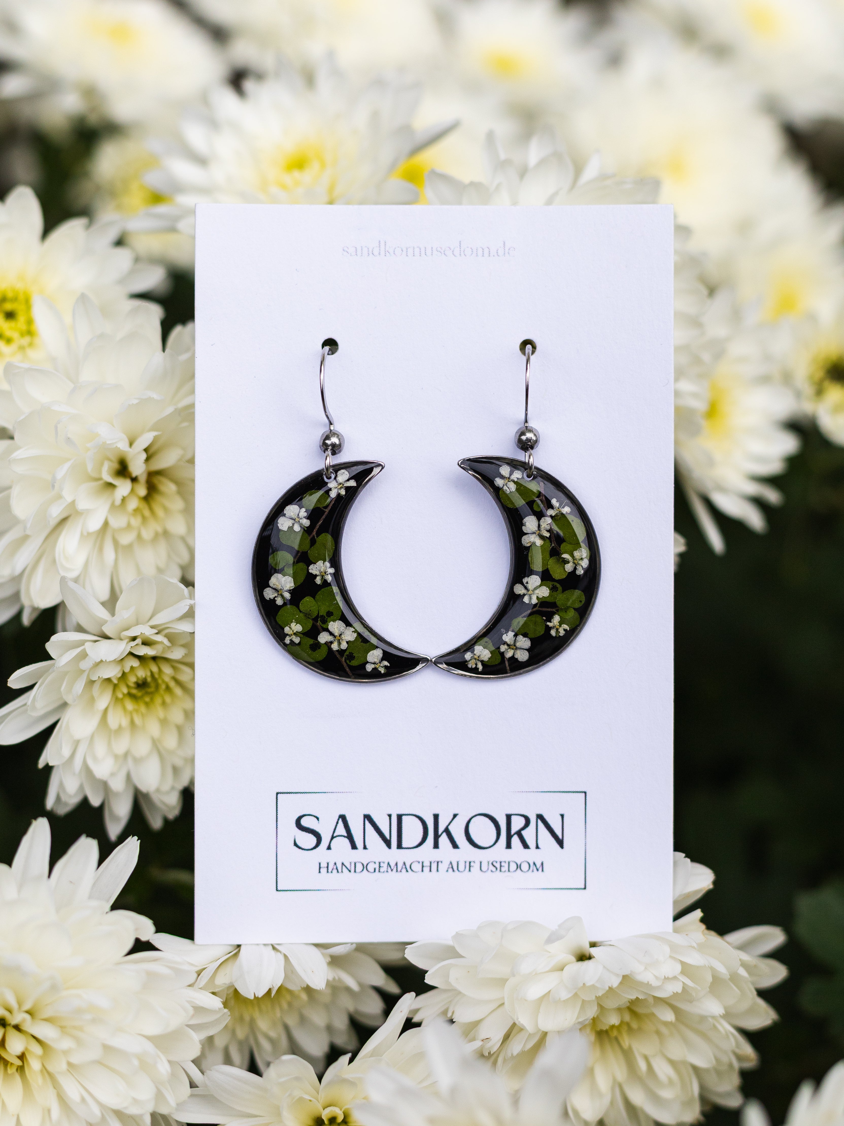Mond-Ohrringe mit Wilder Möhre und Bubikopf
