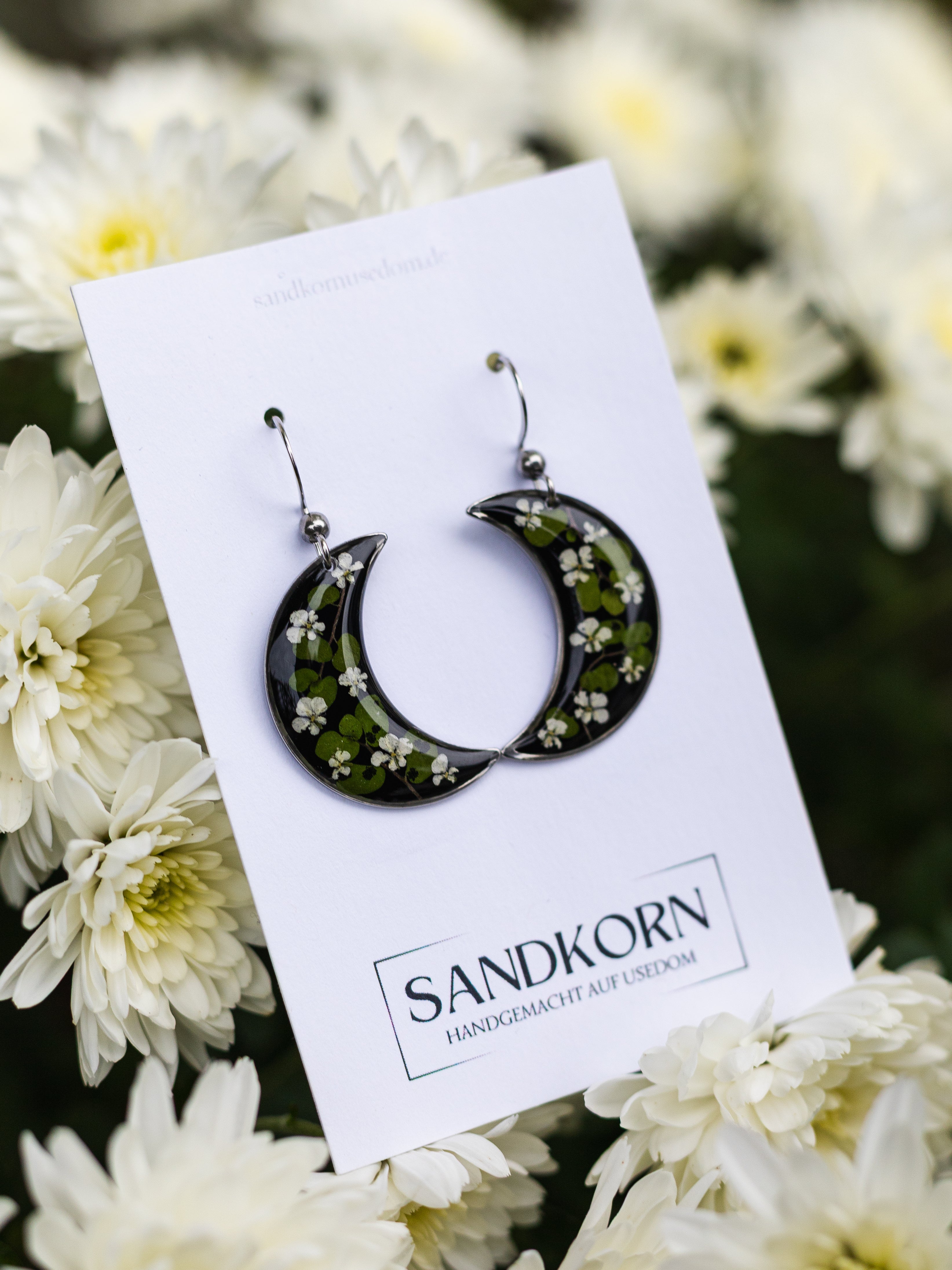 Mond-Ohrringe mit Wilder Möhre und Bubikopf
