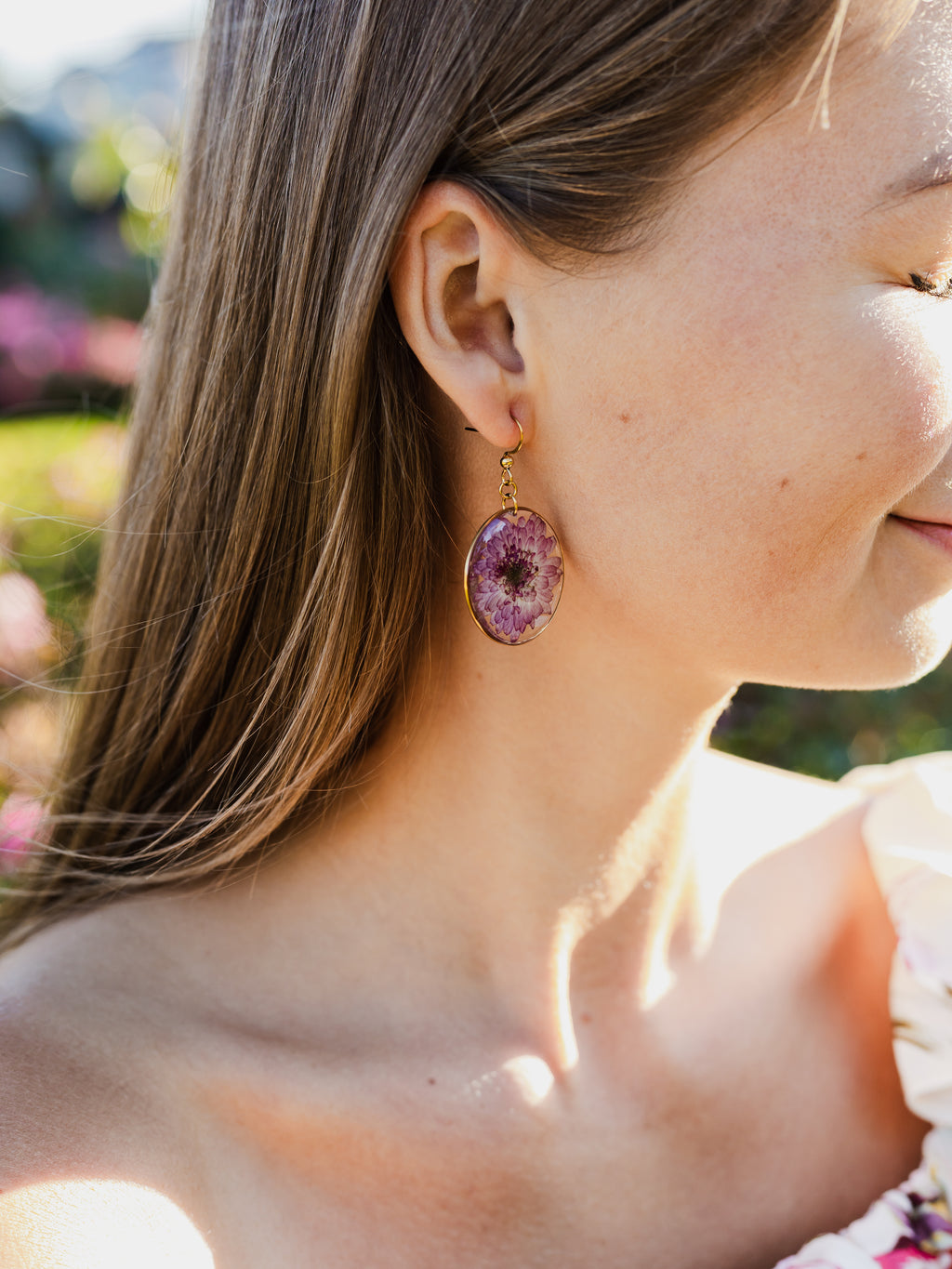 Statement-Ohrringe mit echten Chrysanthemen | Usedom Schmuck | Blumenschmuck | Blumenohrringe | Naturschmuck | Ohrringe mit Blumen