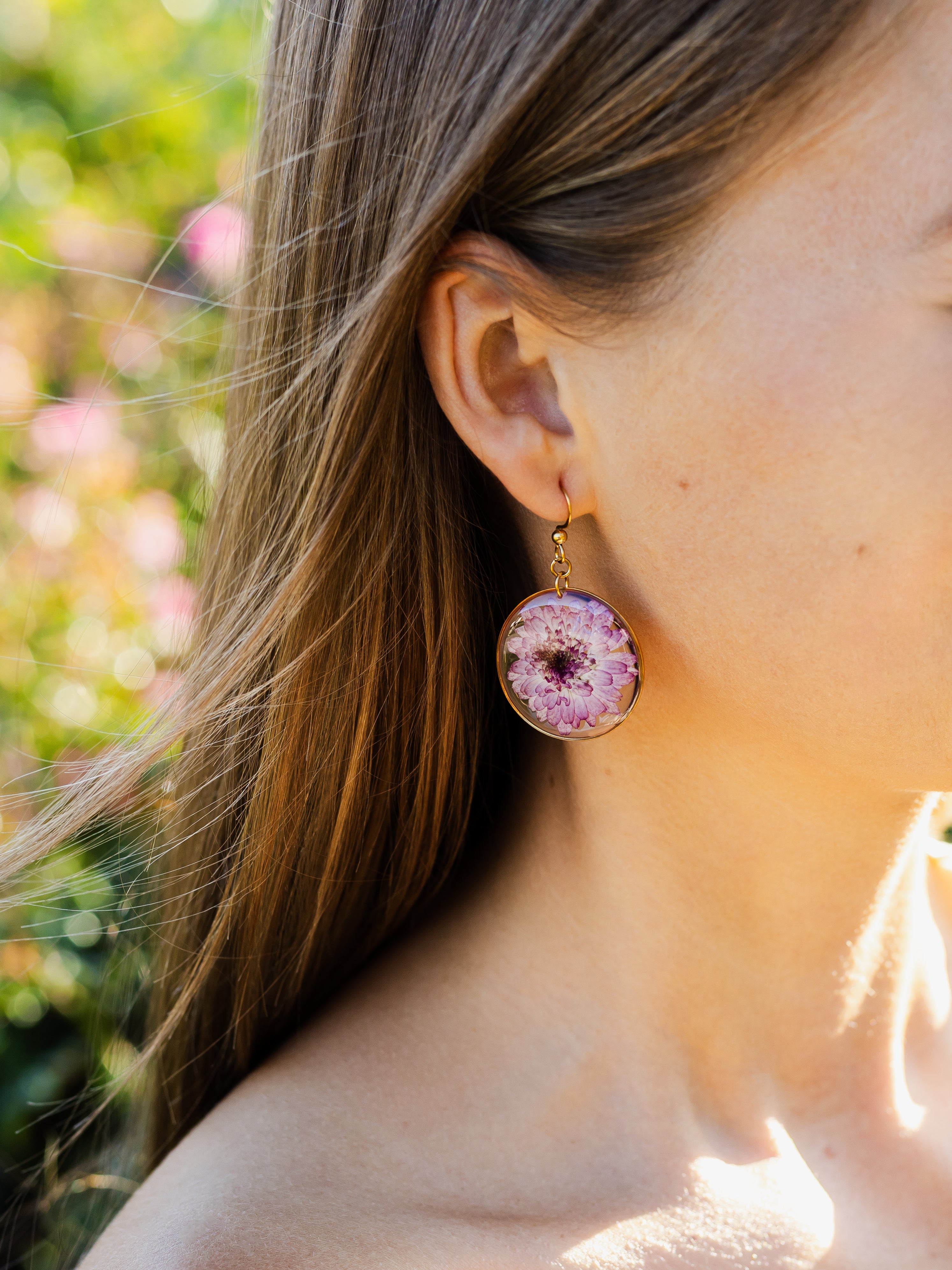 Statement-Ohrringe mit echten Chrysanthemen | Usedom Schmuck | Blumenschmuck | Blumenohrringe | Naturschmuck | Ohrringe mit Blumen