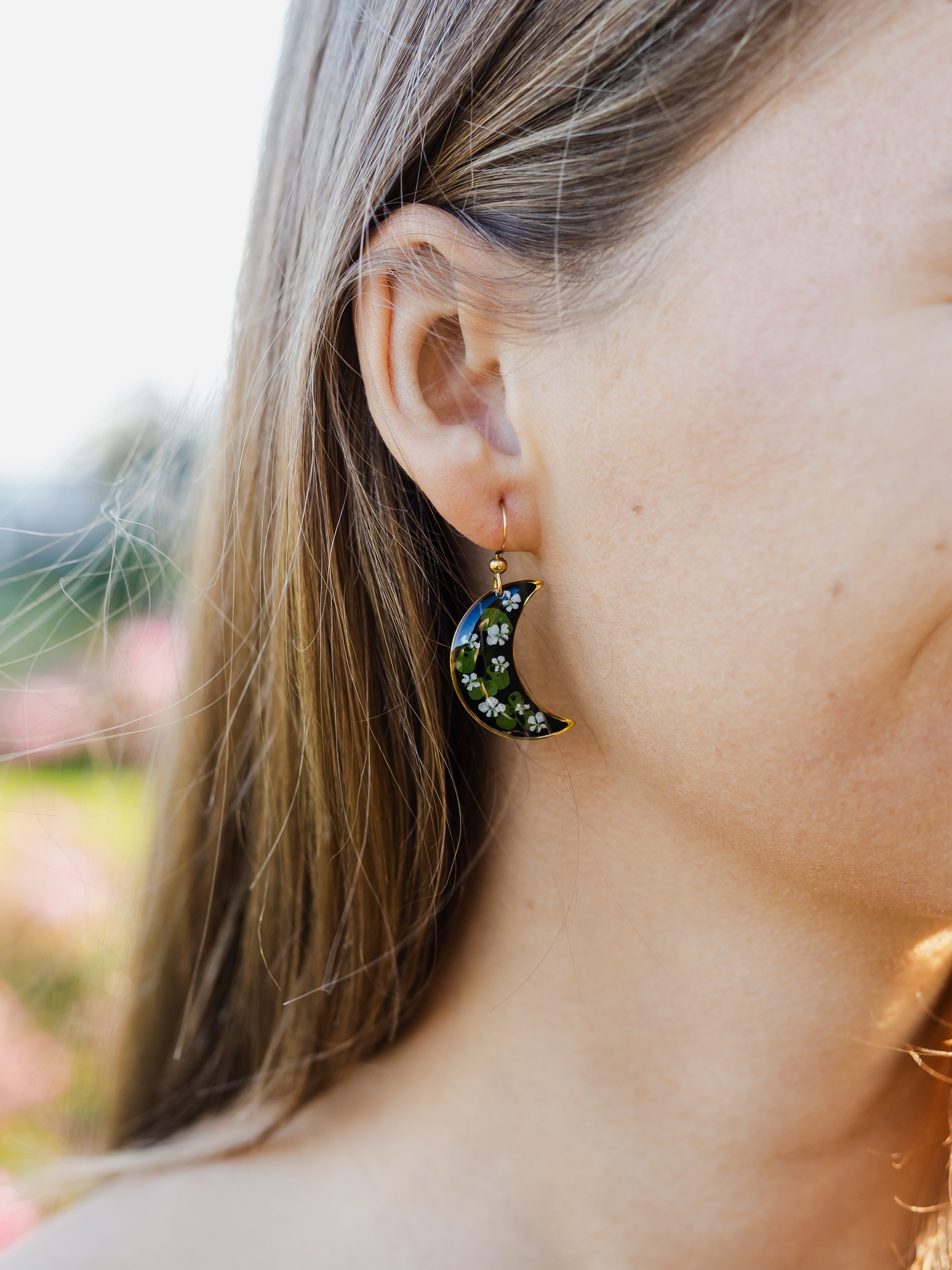 Mond-Ohrringe mit Wilder Möhre und Bubikopf
