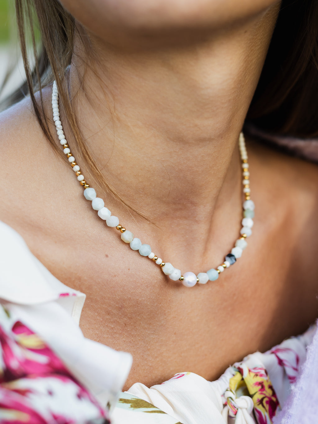 Halskette mit Edelsteinperlen und Süßwasserperle