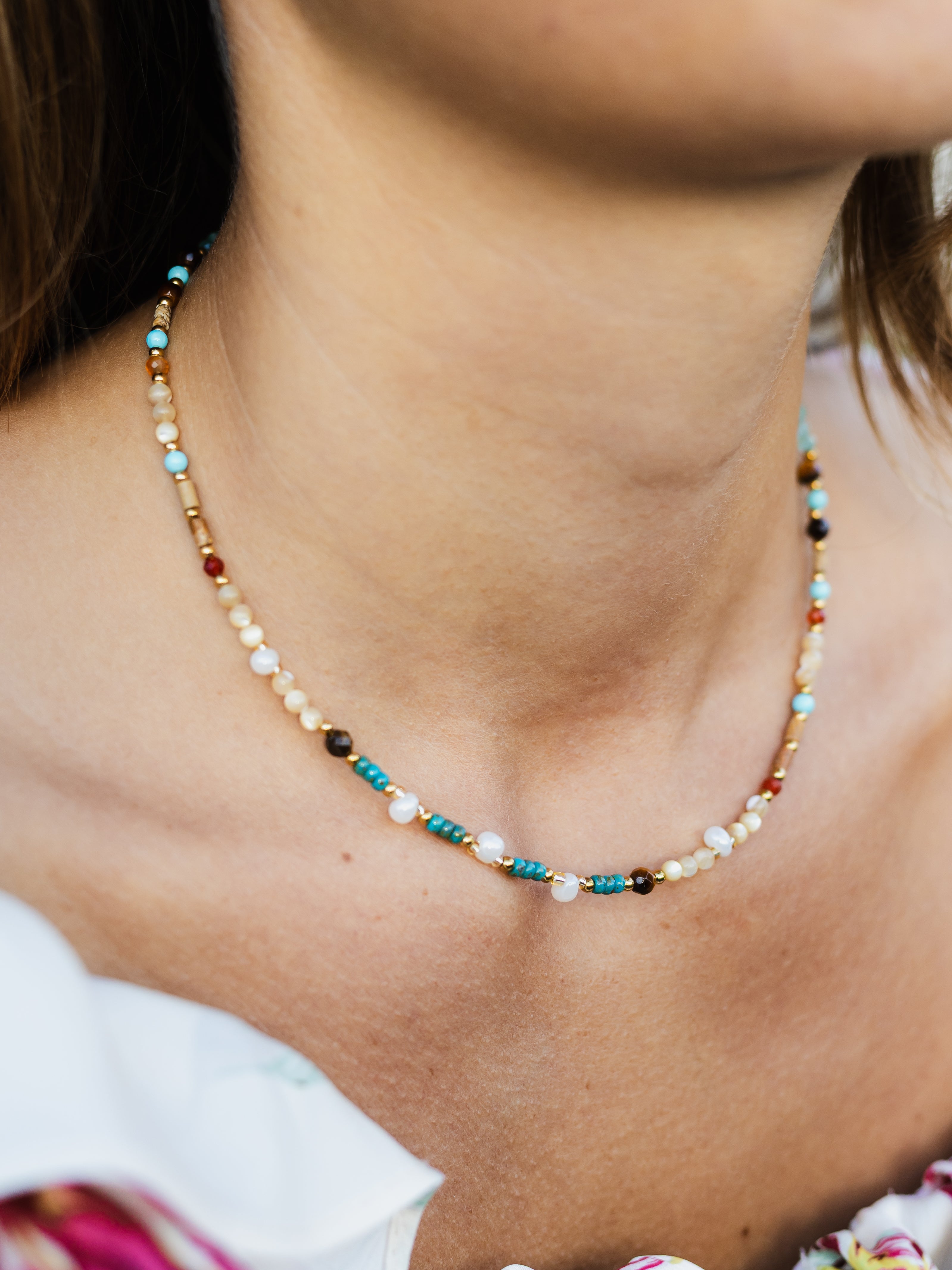 Halskette mit Edelsteinperlen