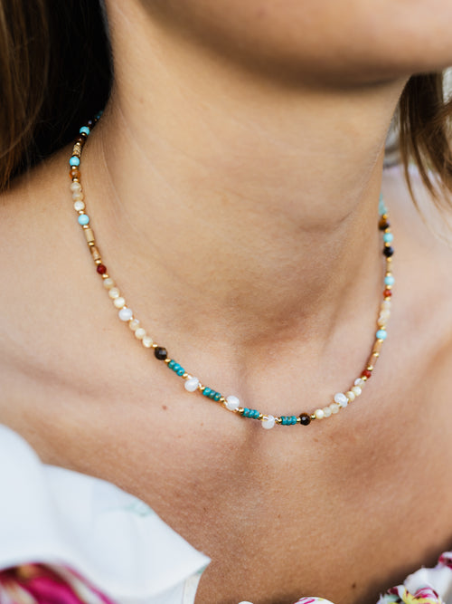 Naszyjnik z koralikami z kamieni szlachetnych
