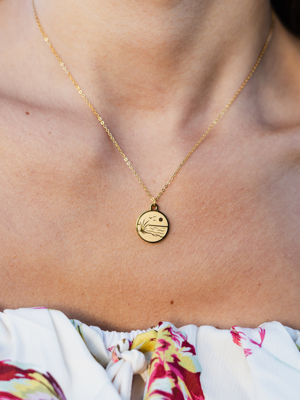 Exklusive Halskette mit detaillierter Strand-Gravur | Usedom Schmuck | Original SANDKORN Usedom | Ostsee Halskette | Ostsee Schmuck | Geschenk Ostsee | Schmuck Meer | Wasserfester Schmuck