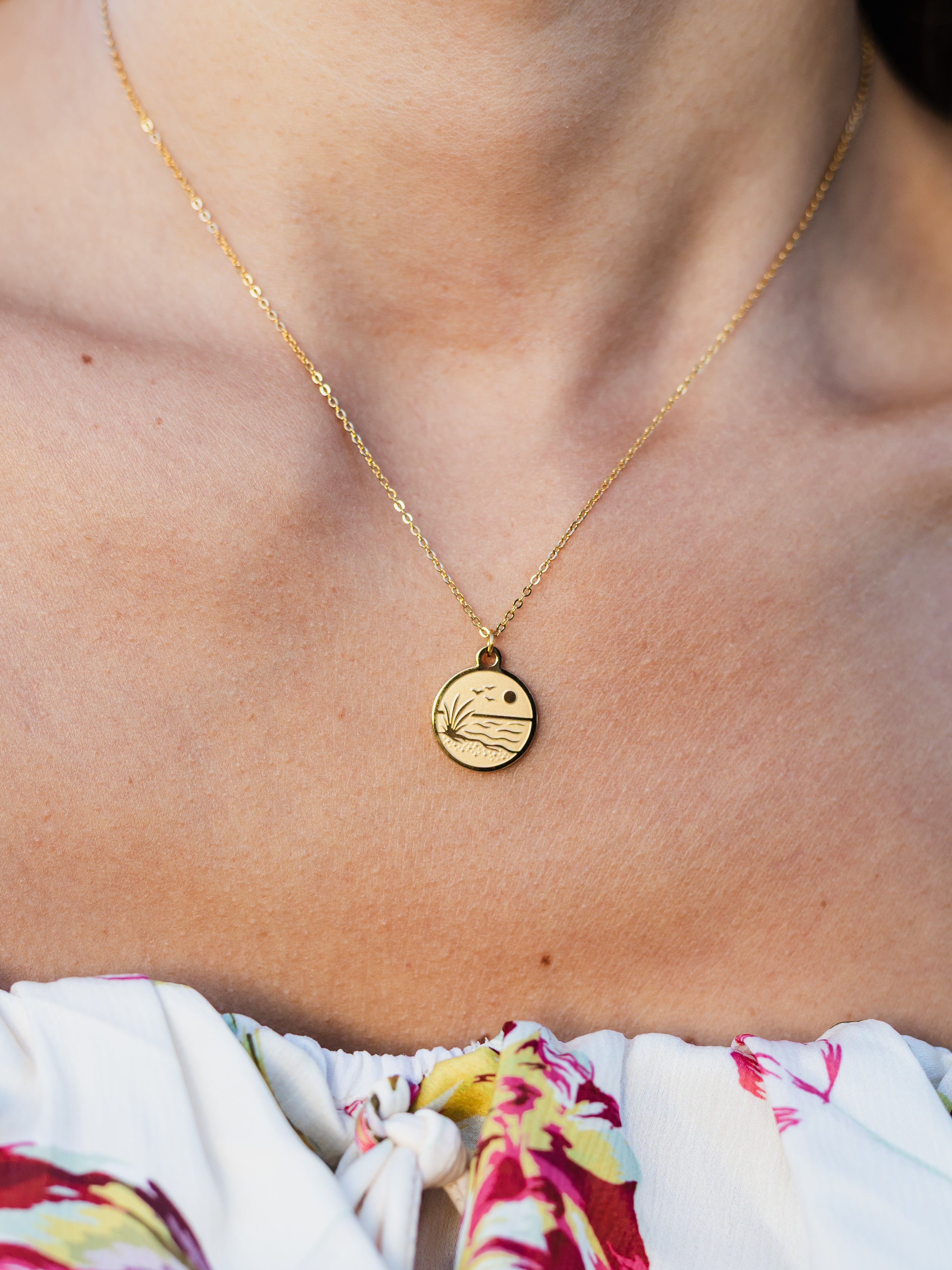 Exklusive Halskette mit detaillierter Strand-Gravur | Usedom Schmuck | Original SANDKORN Usedom | Ostsee Halskette | Ostsee Schmuck | Geschenk Ostsee | Schmuck Meer | Wasserfester Schmuck