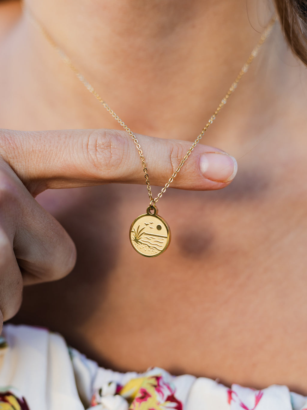 Exklusive Halskette mit detaillierter Strand-Gravur | Usedom Schmuck | Original SANDKORN Usedom | Ostsee Halskette | Ostsee Schmuck | Geschenk Ostsee | Schmuck Meer | Wasserfester Schmuck