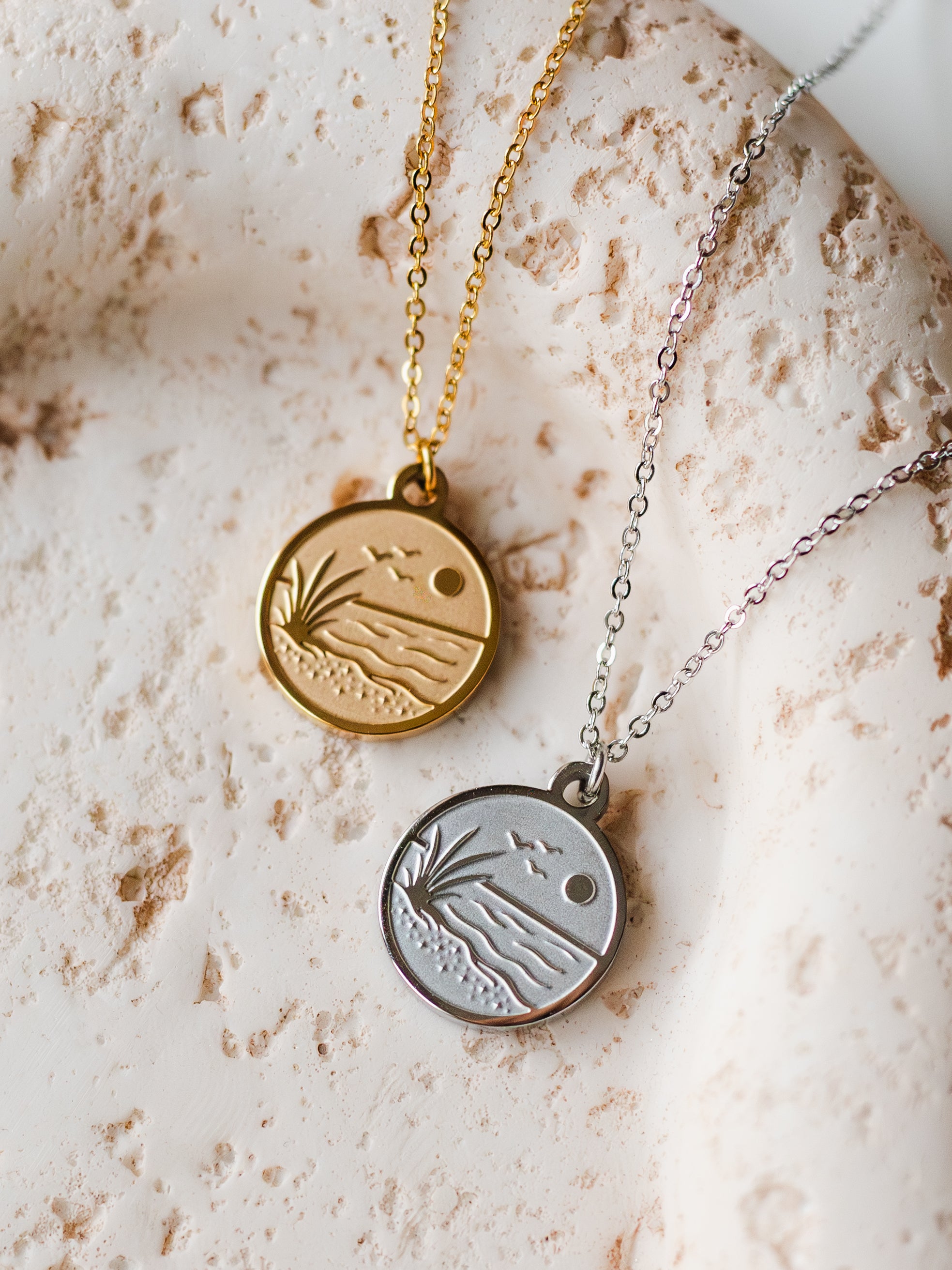 Exklusive Halskette mit detaillierter Strand-Gravur | Usedom Schmuck | Original SANDKORN Usedom | Ostsee Halskette | Ostsee Schmuck | Geschenk Ostsee | Schmuck Meer | Wasserfester Schmuck