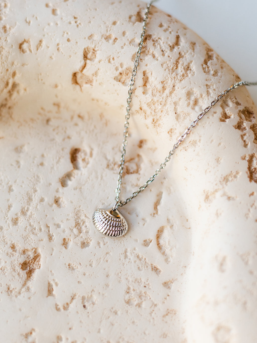Halskette mit winziger Muschel