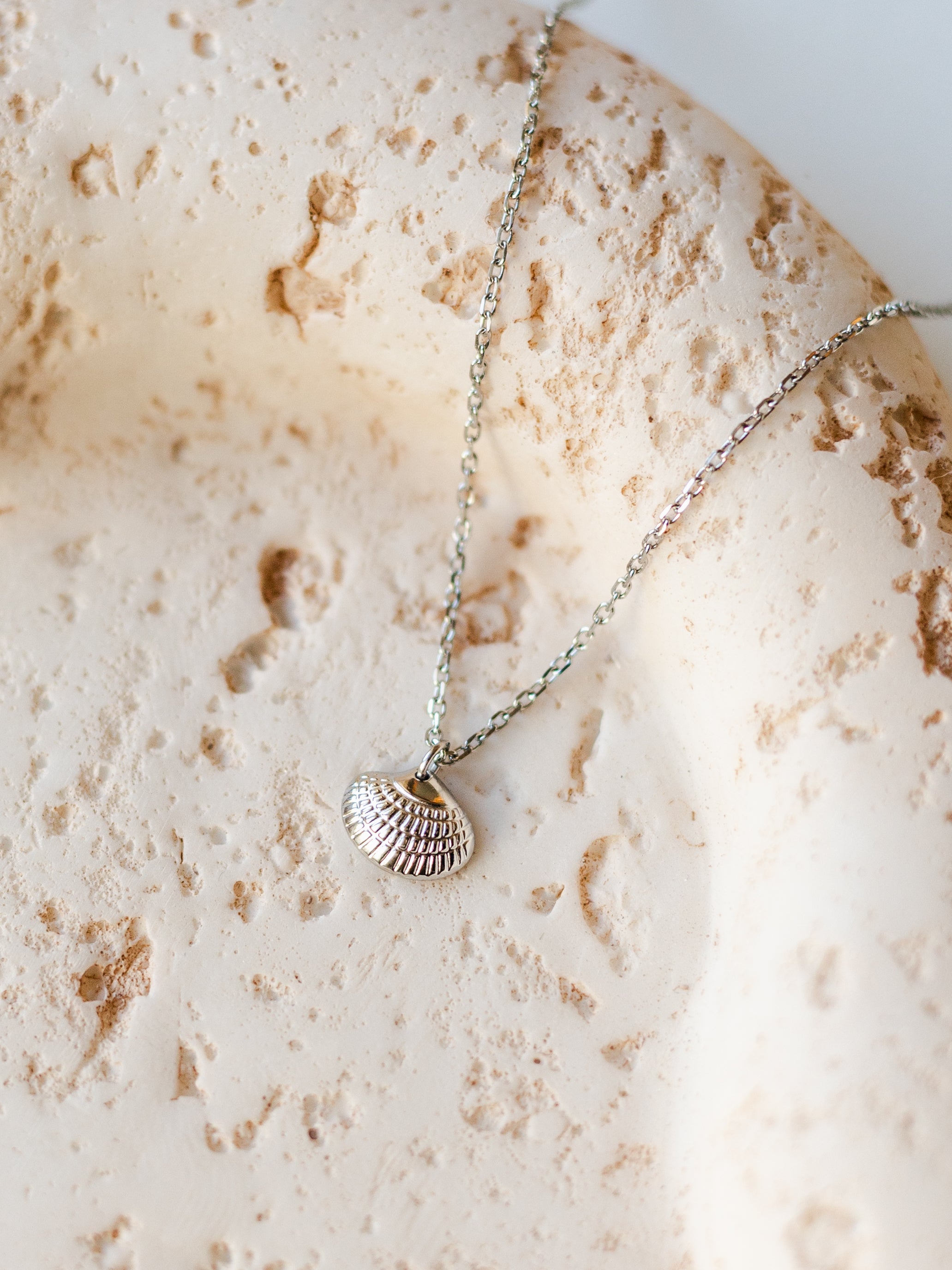 Halskette mit winziger Muschel