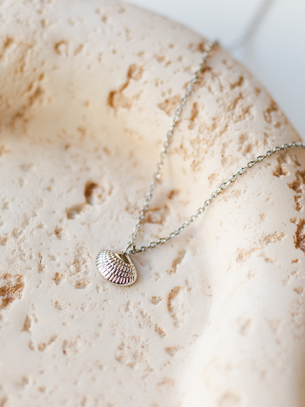 Halskette mit winziger Muschel