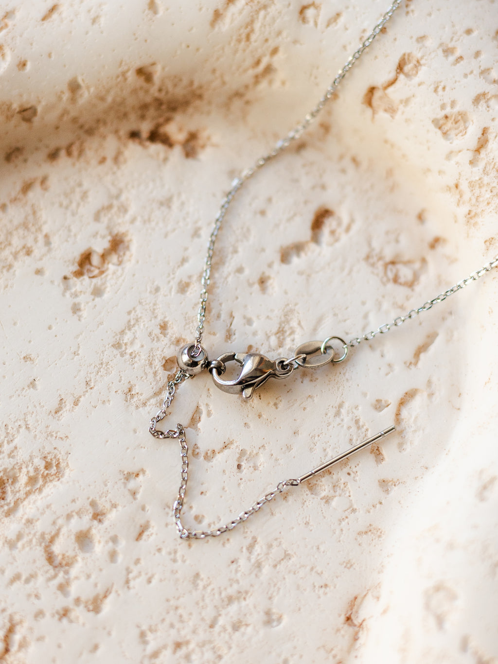 Halskette mit winziger Muschel