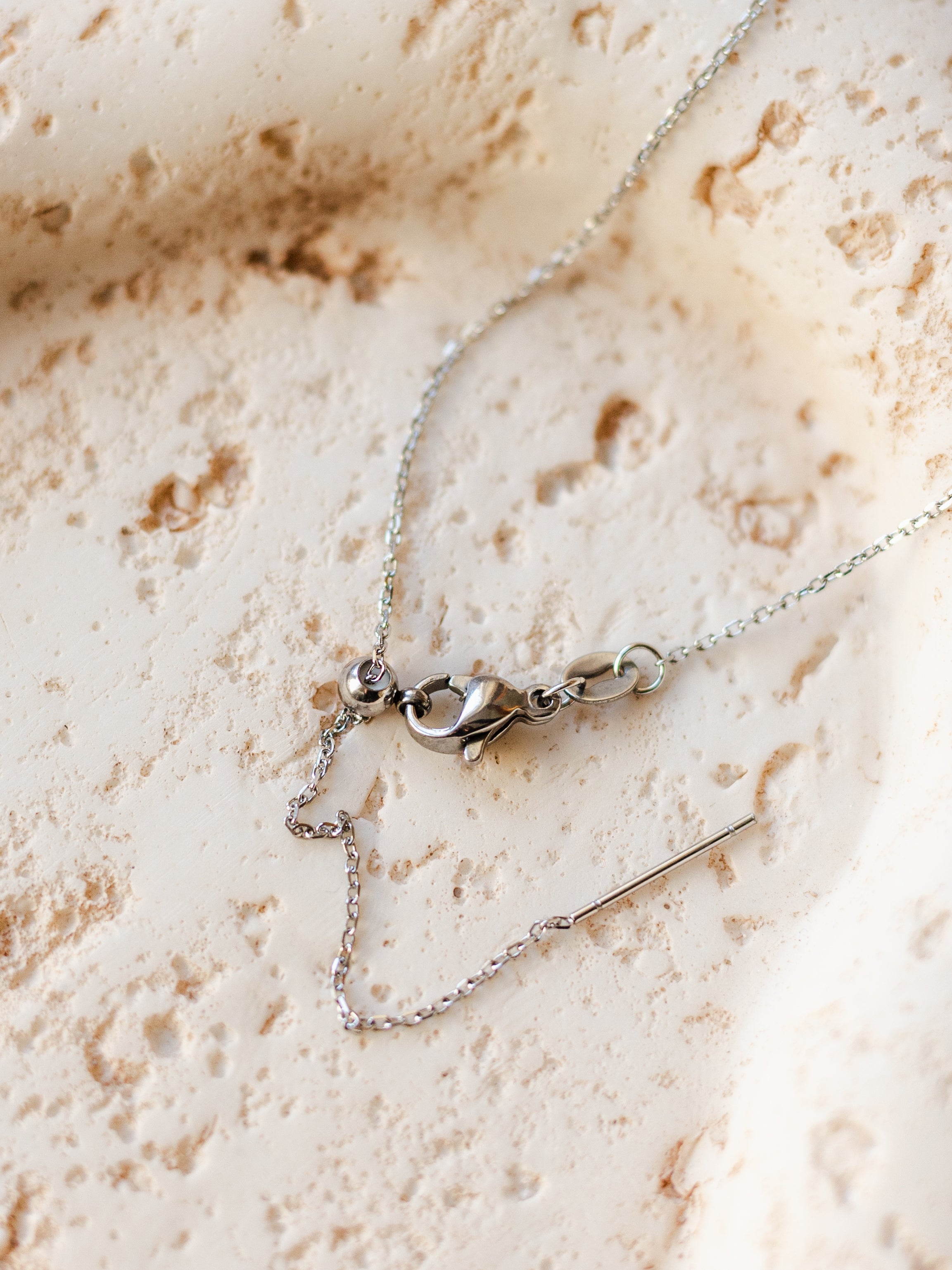 Halskette mit winziger Muschel