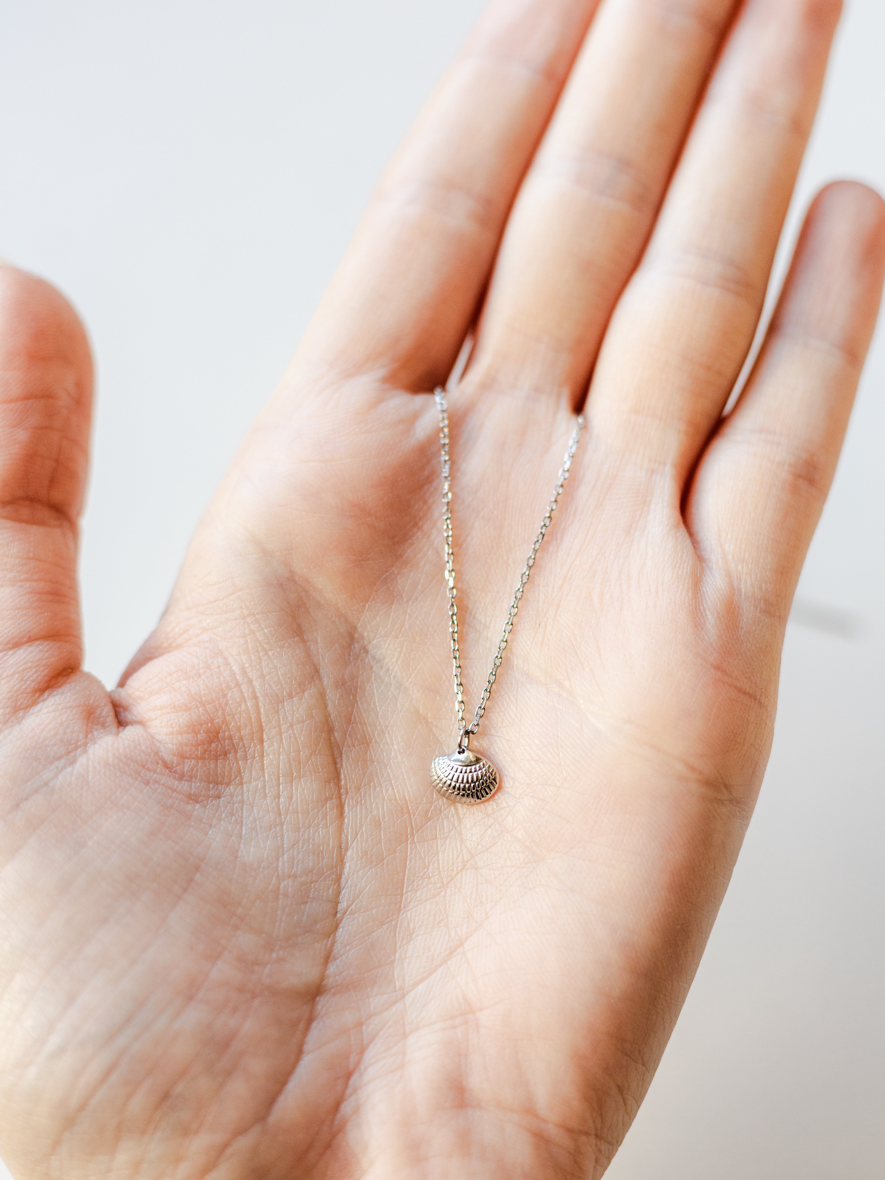 Halskette mit winziger Muschel