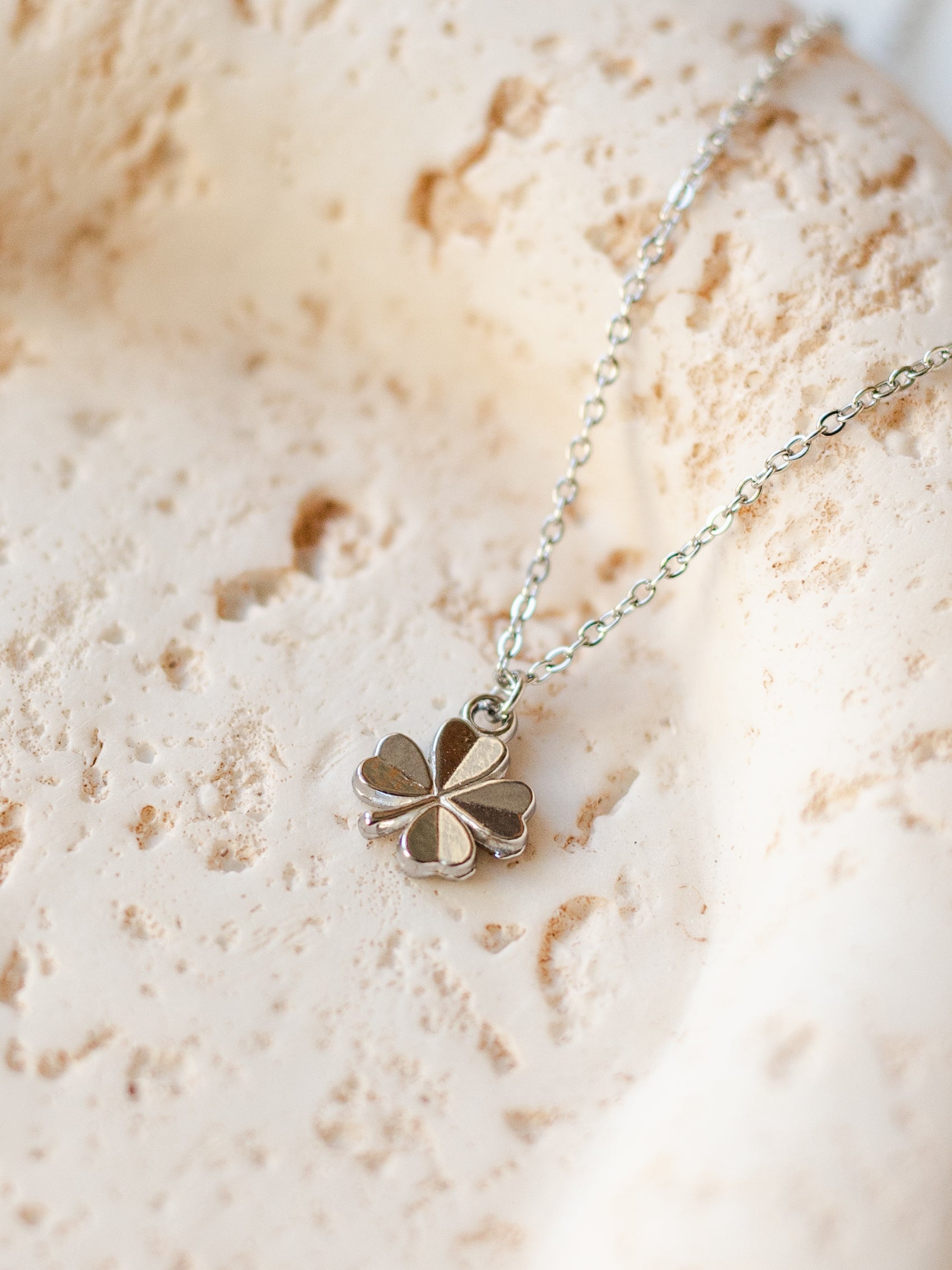 Halskette mit Kleeblatt