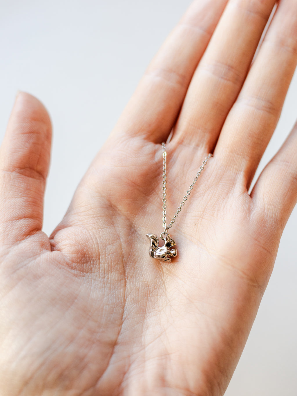 Halskette mit Eichhörnchen und Eichel