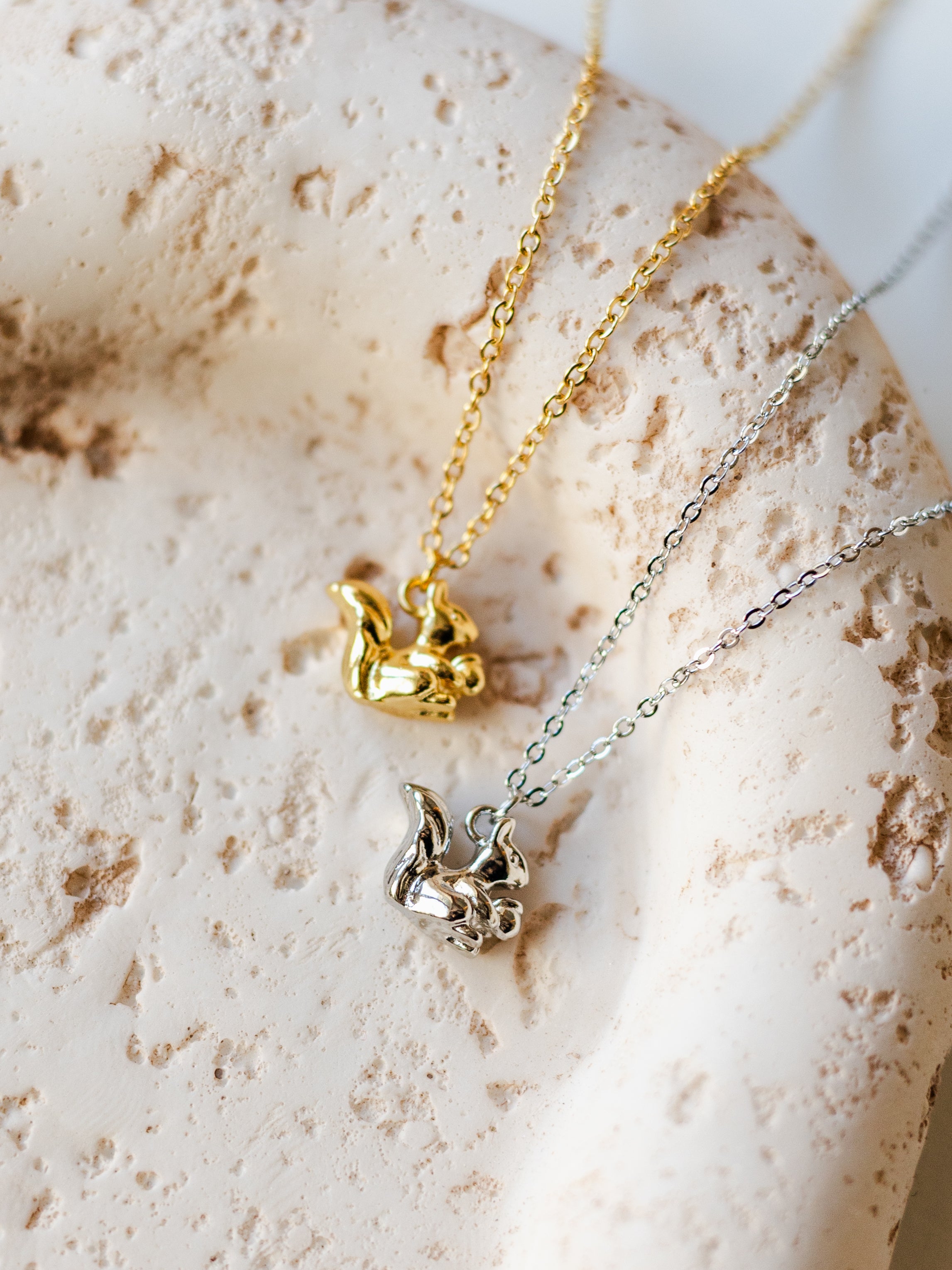 Halskette mit Eichhörnchen und Eichel