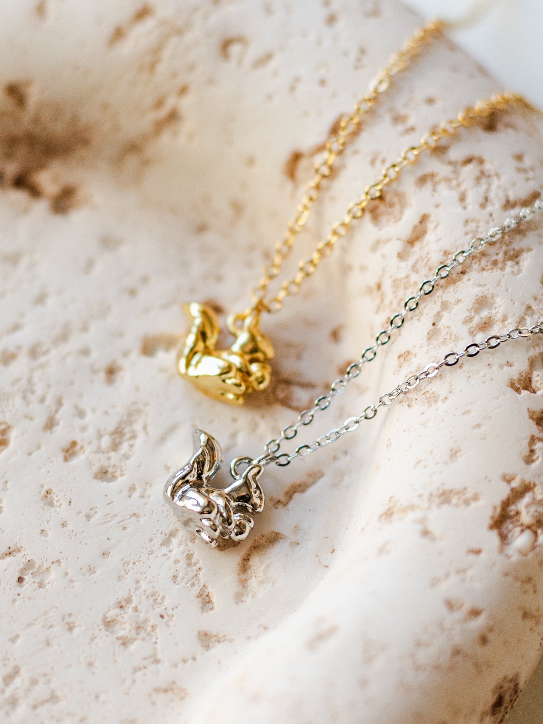 Halskette mit Eichhörnchen und Eichel