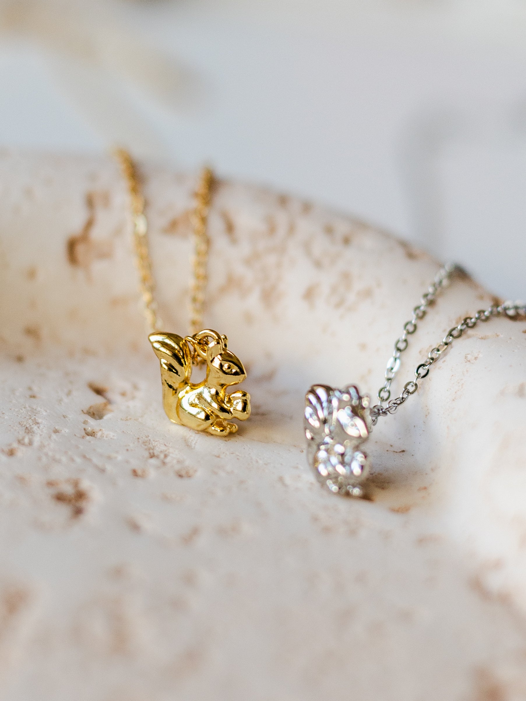 Halskette mit Eichhörnchen und Eichel