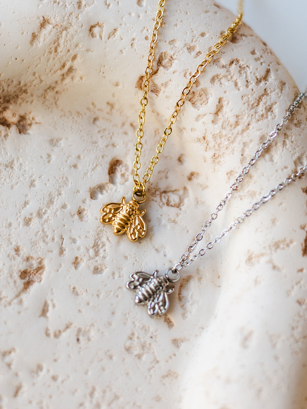 Halskette mit Biene
