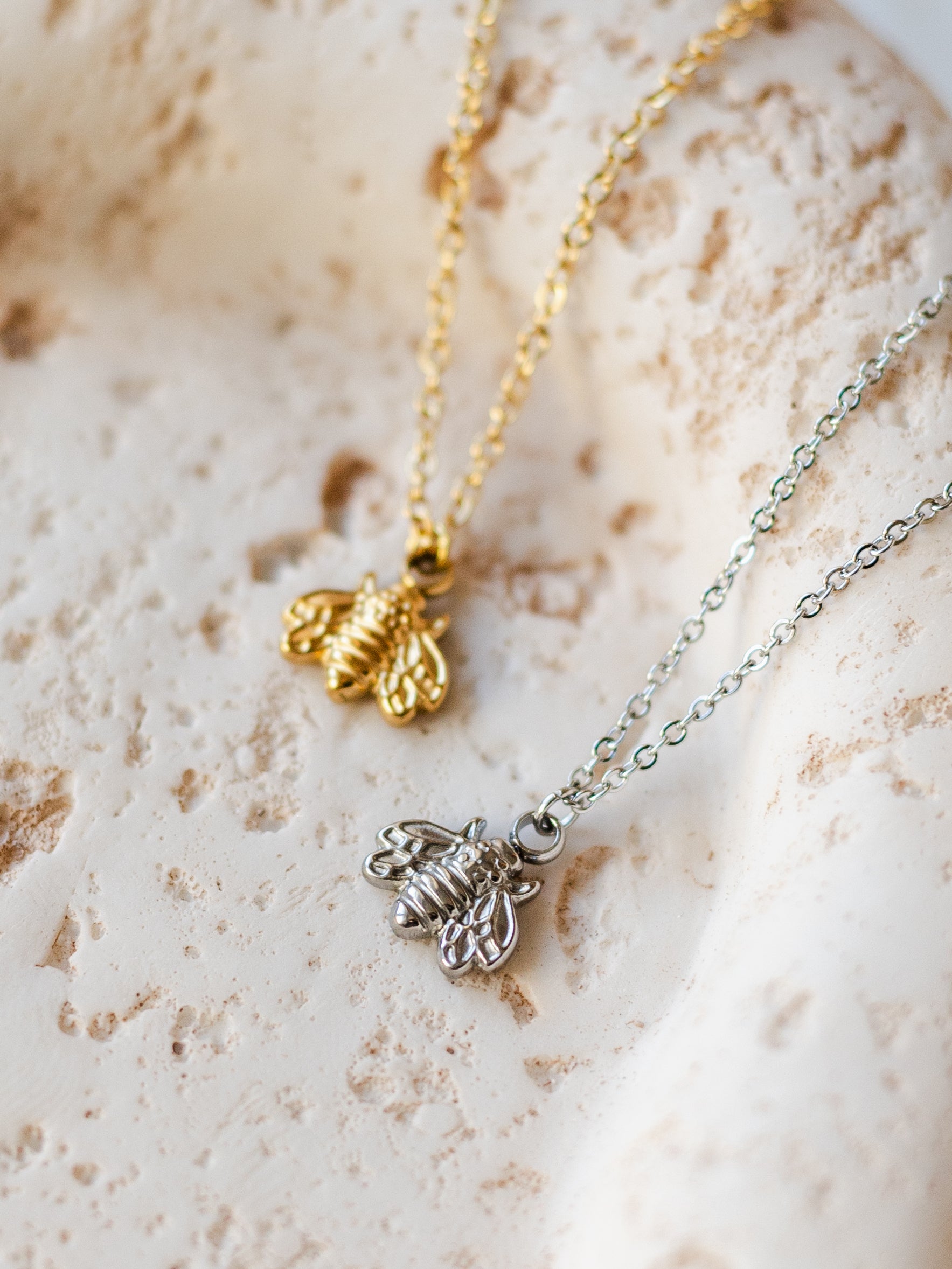 Halskette mit Biene