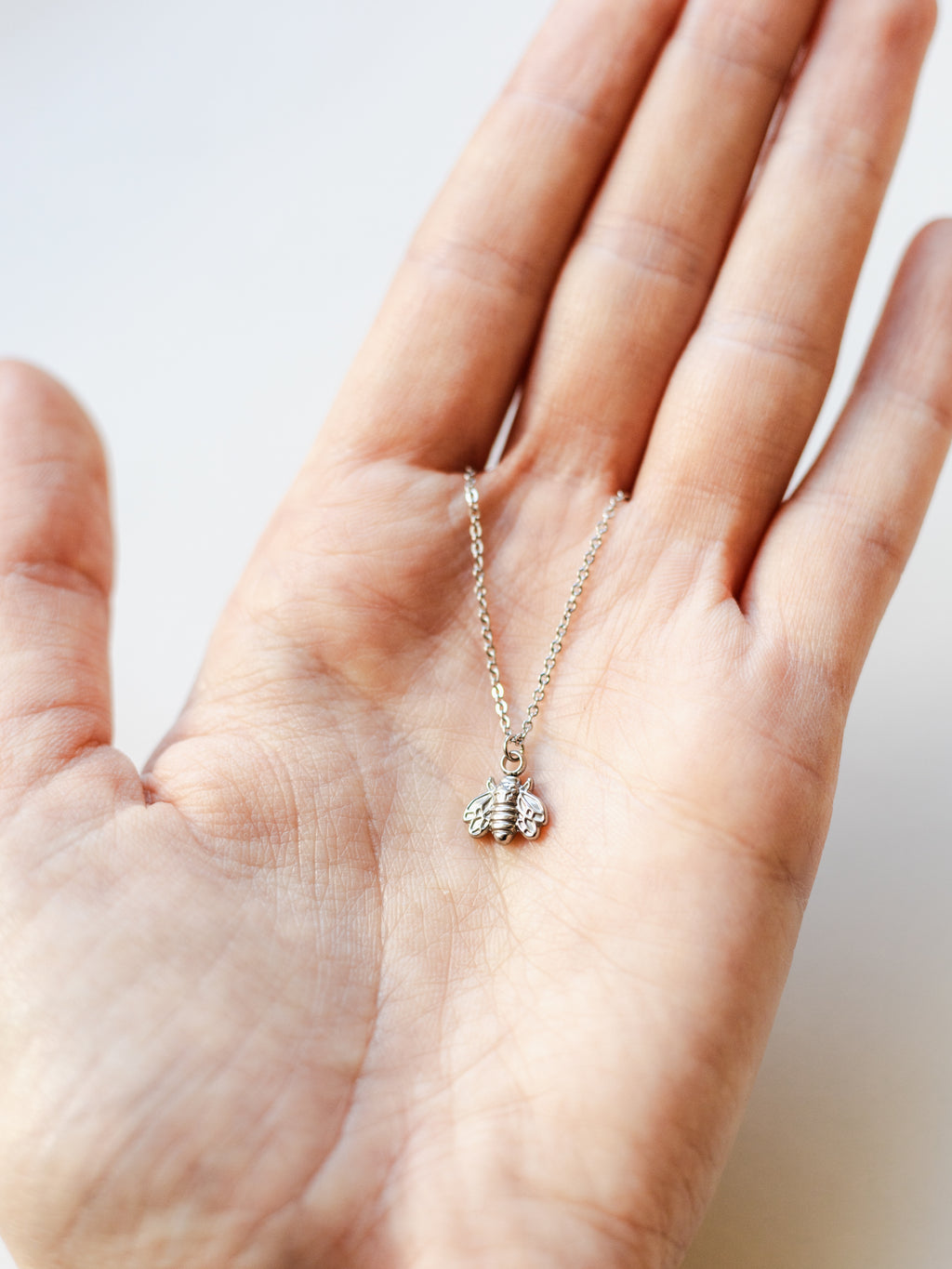 Halskette mit Biene