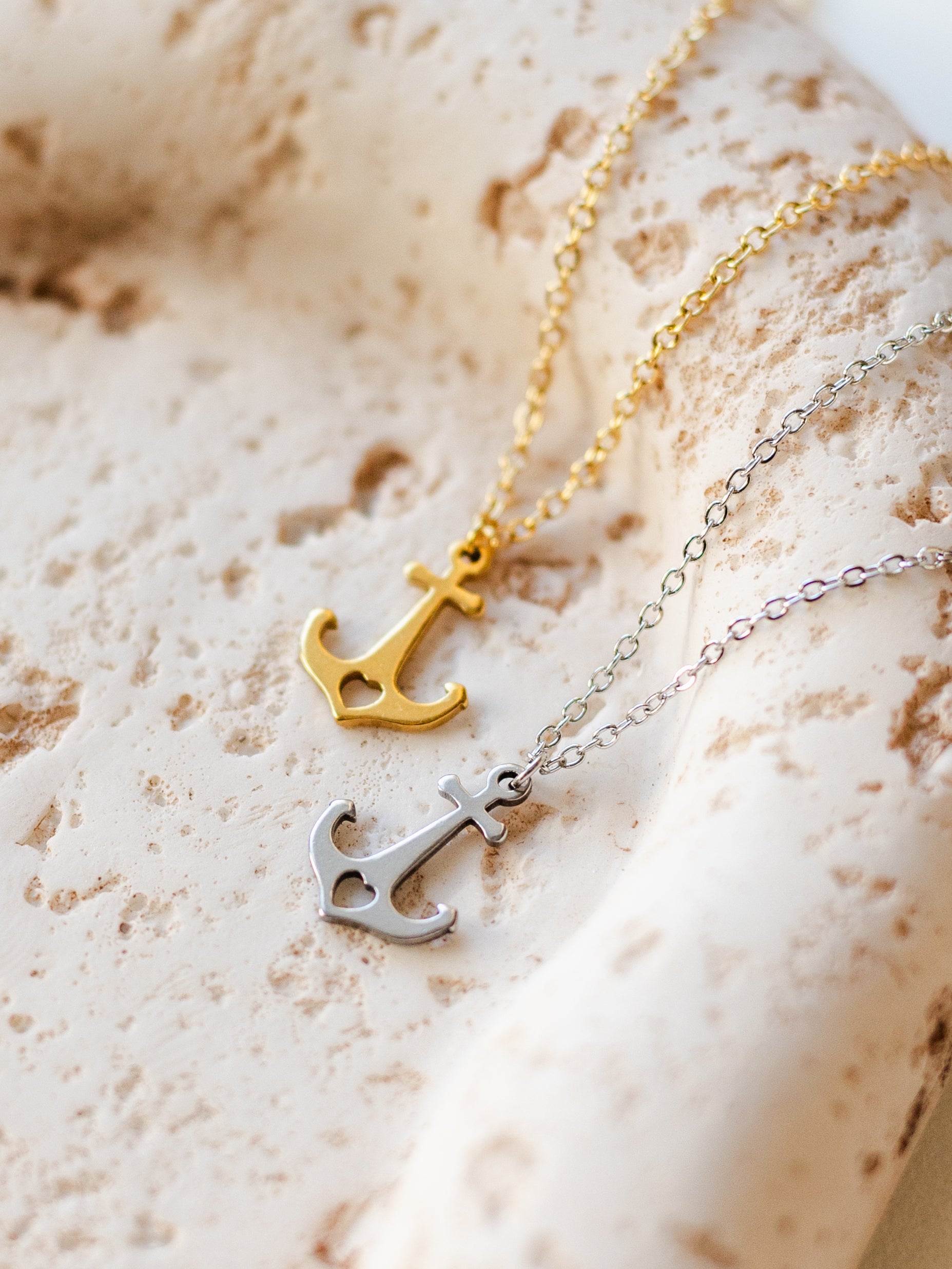 Halskette mit Anker und Herz