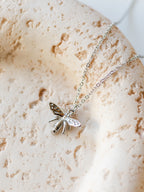 Halskette mit Biene
