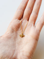 Halskette mit Biene