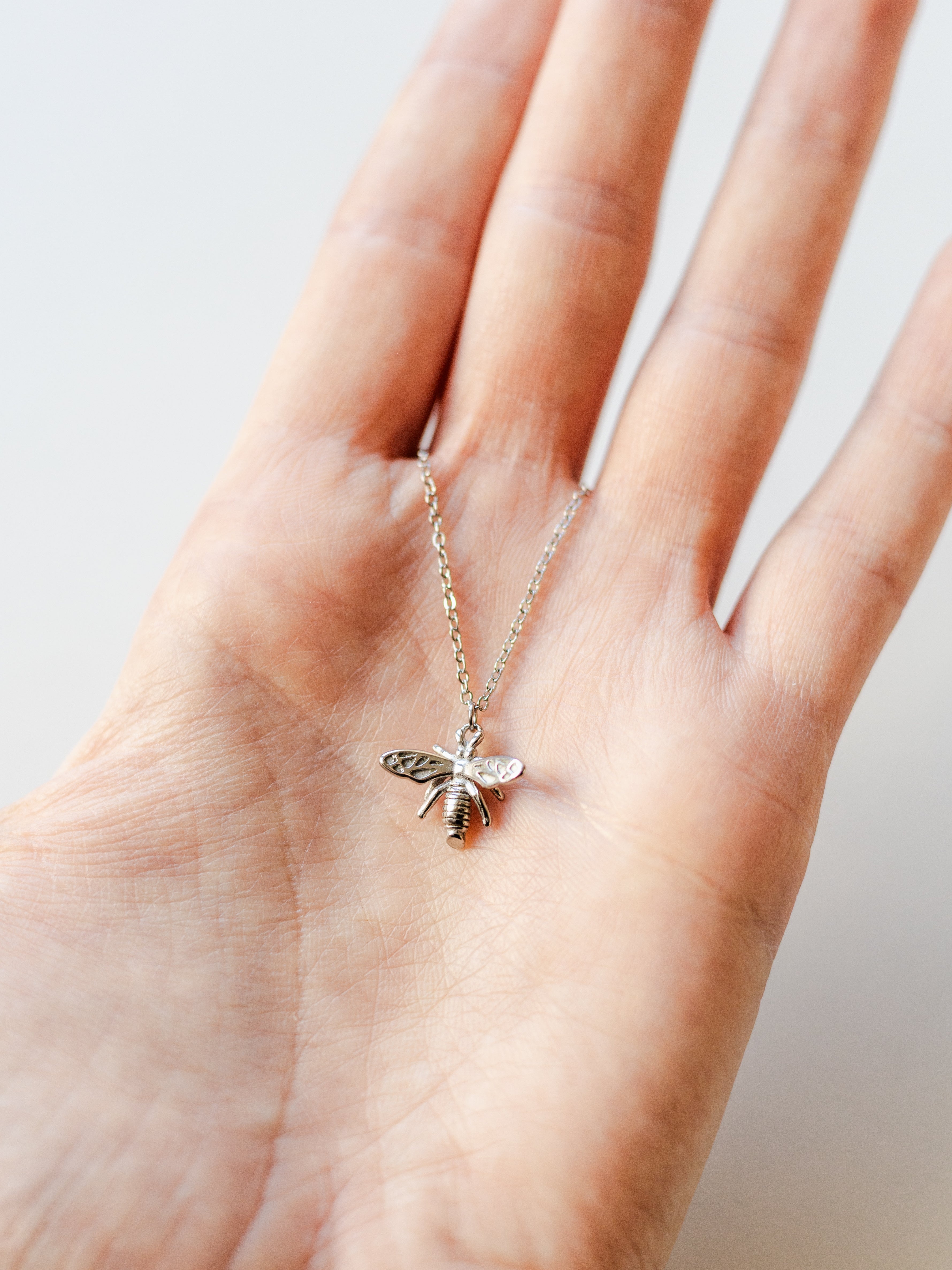 Halskette mit Biene