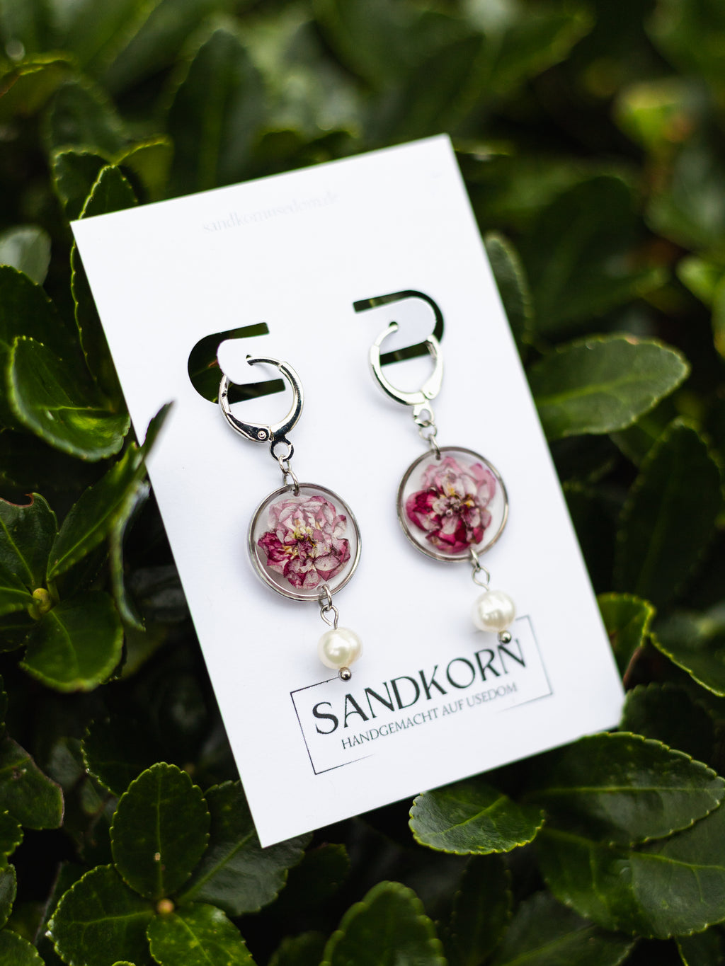 Ohrringe mit Rosen und Süßwasserperlen