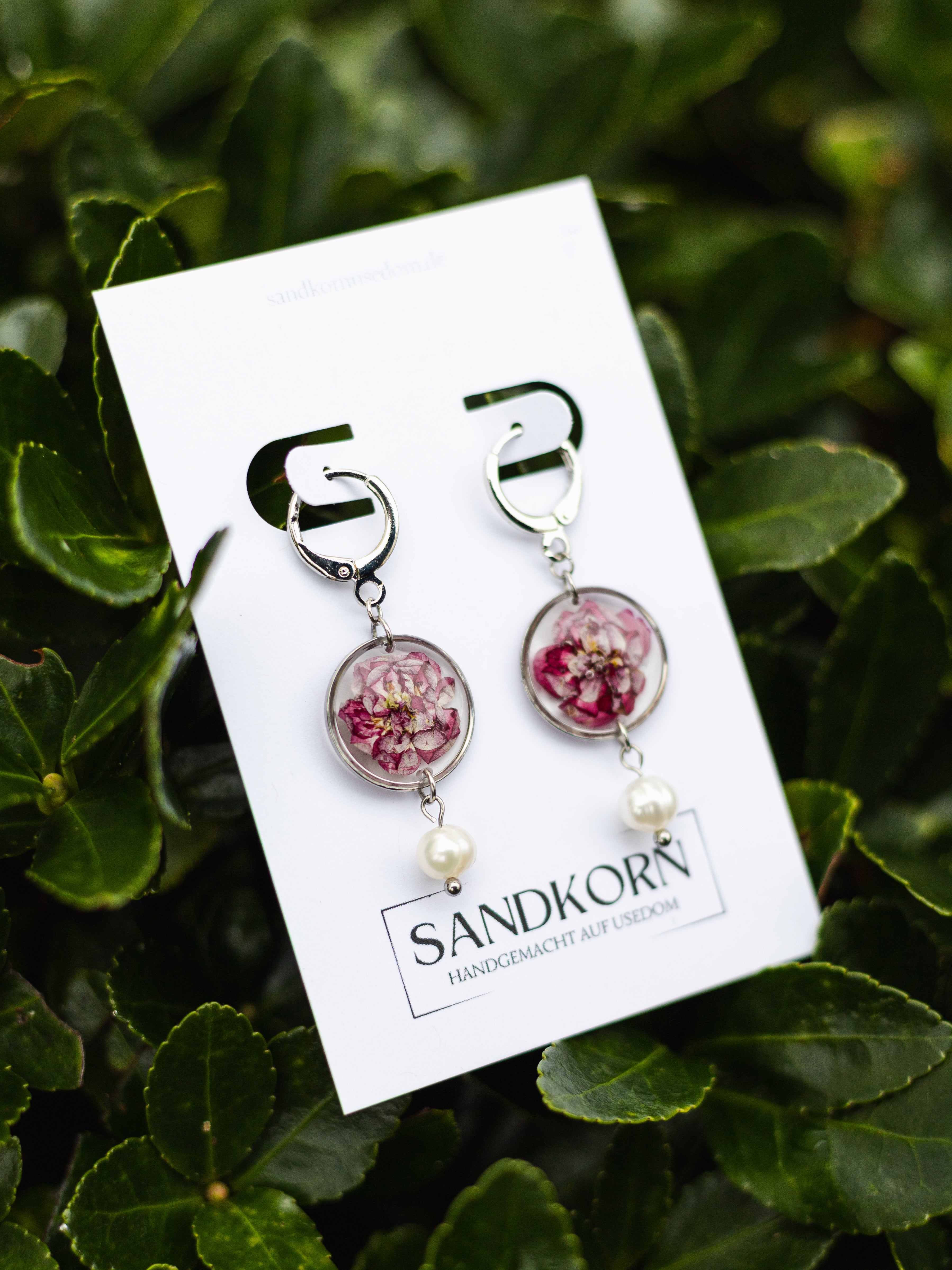 Ohrringe mit Rosen und Süßwasserperlen