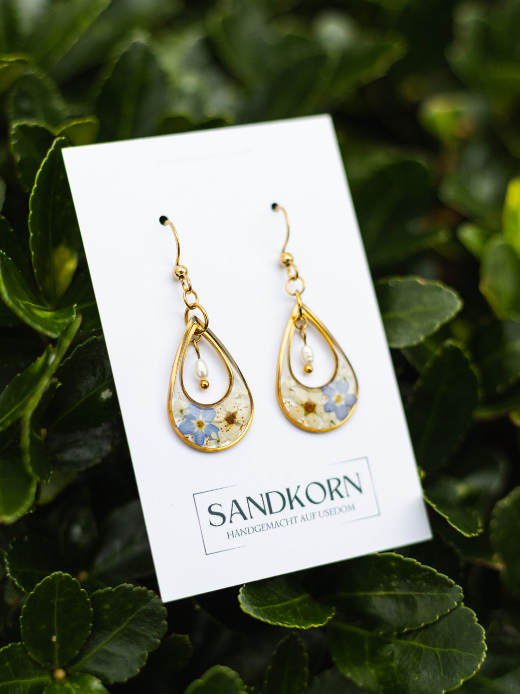 Kolczyki z niezapominajką, tawułą i perłami słodkowodnymi