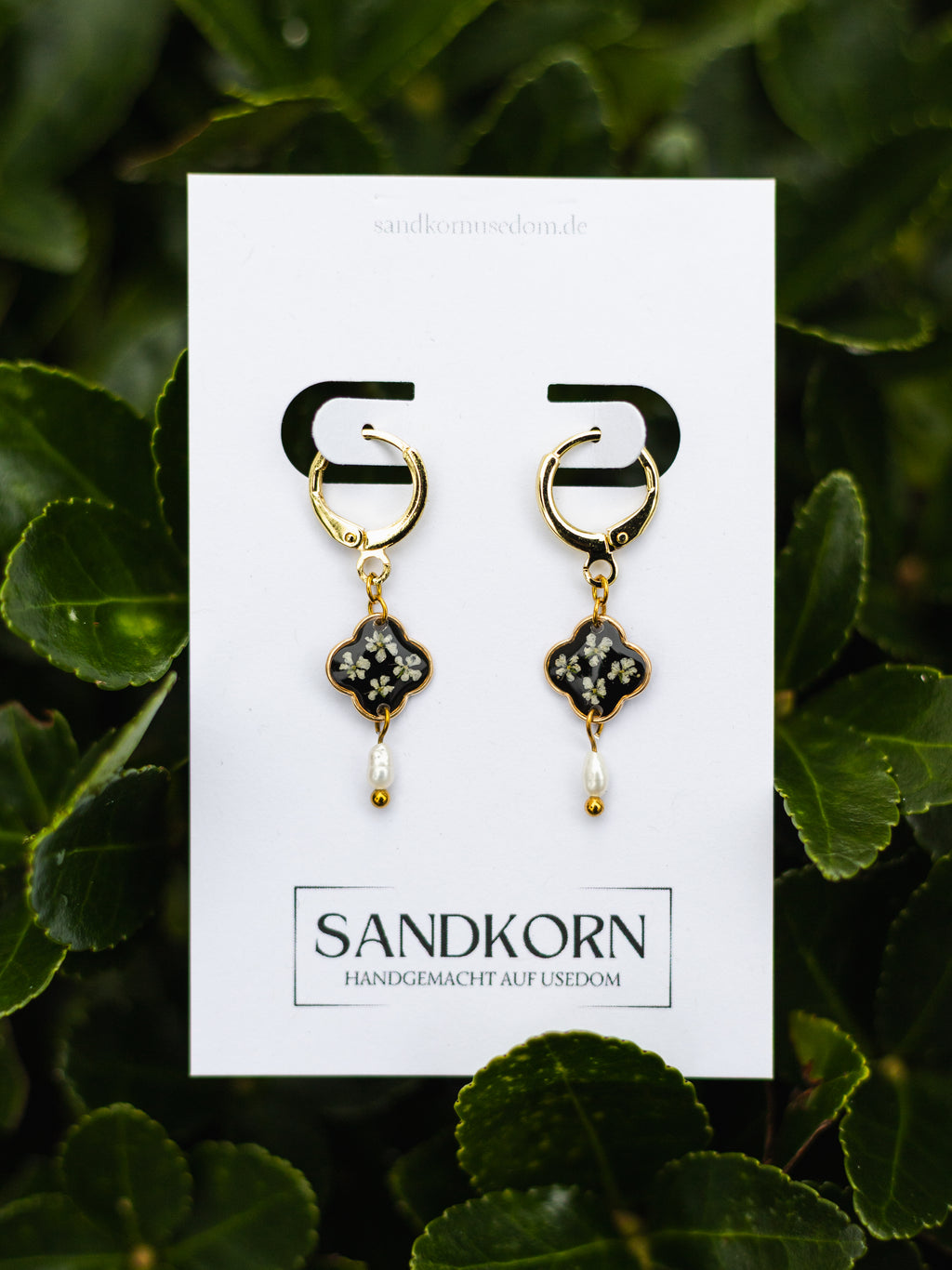 Schwarze Ohrringe mit echten Blüten und Süßwasserperlen | Usedom Schmuck