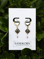 Schwarze Ohrringe mit echten Blüten und Süßwasserperlen | Usedom Schmuck