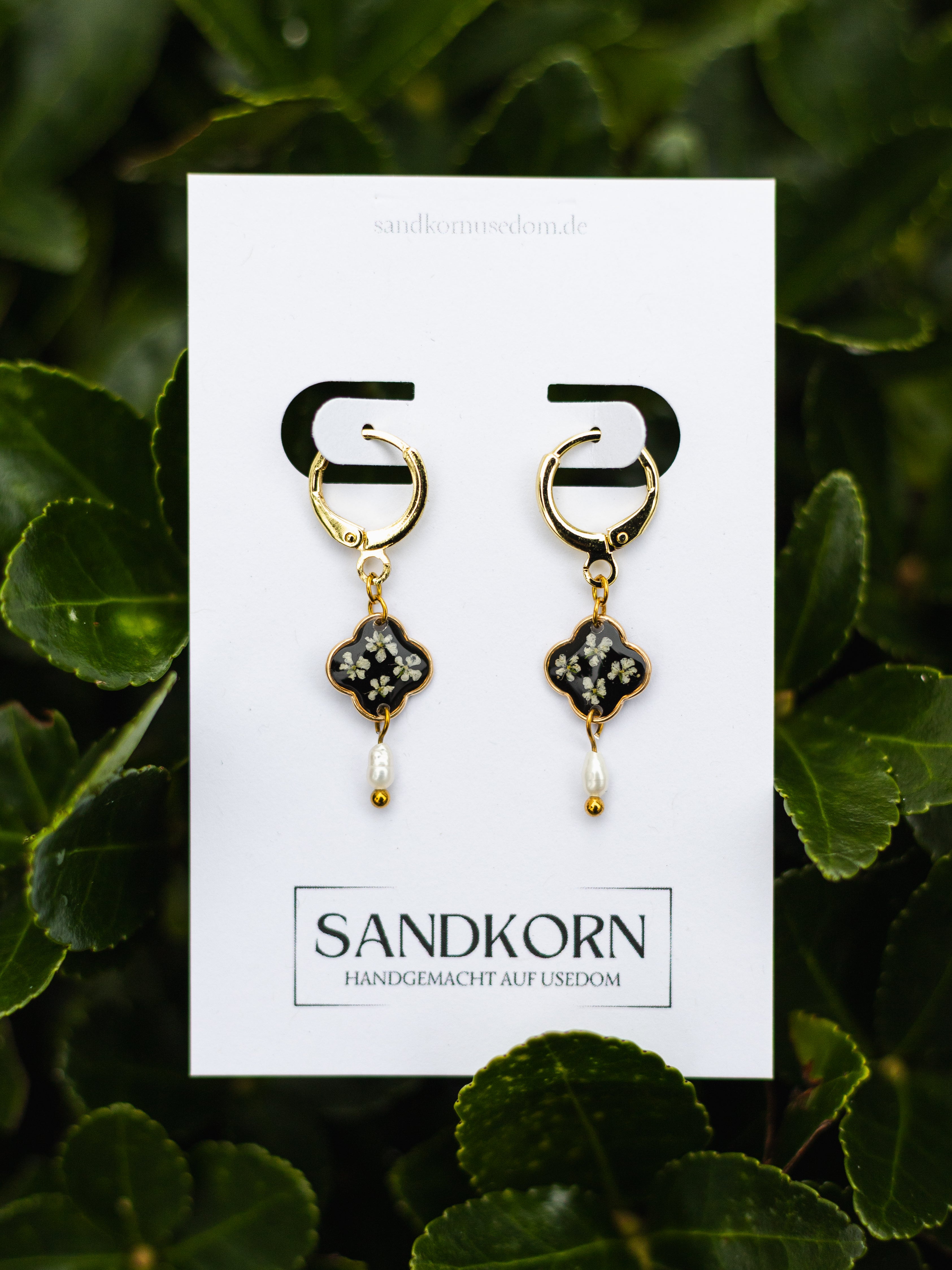 Schwarze Ohrringe mit echten Blüten und Süßwasserperlen | Usedom Schmuck