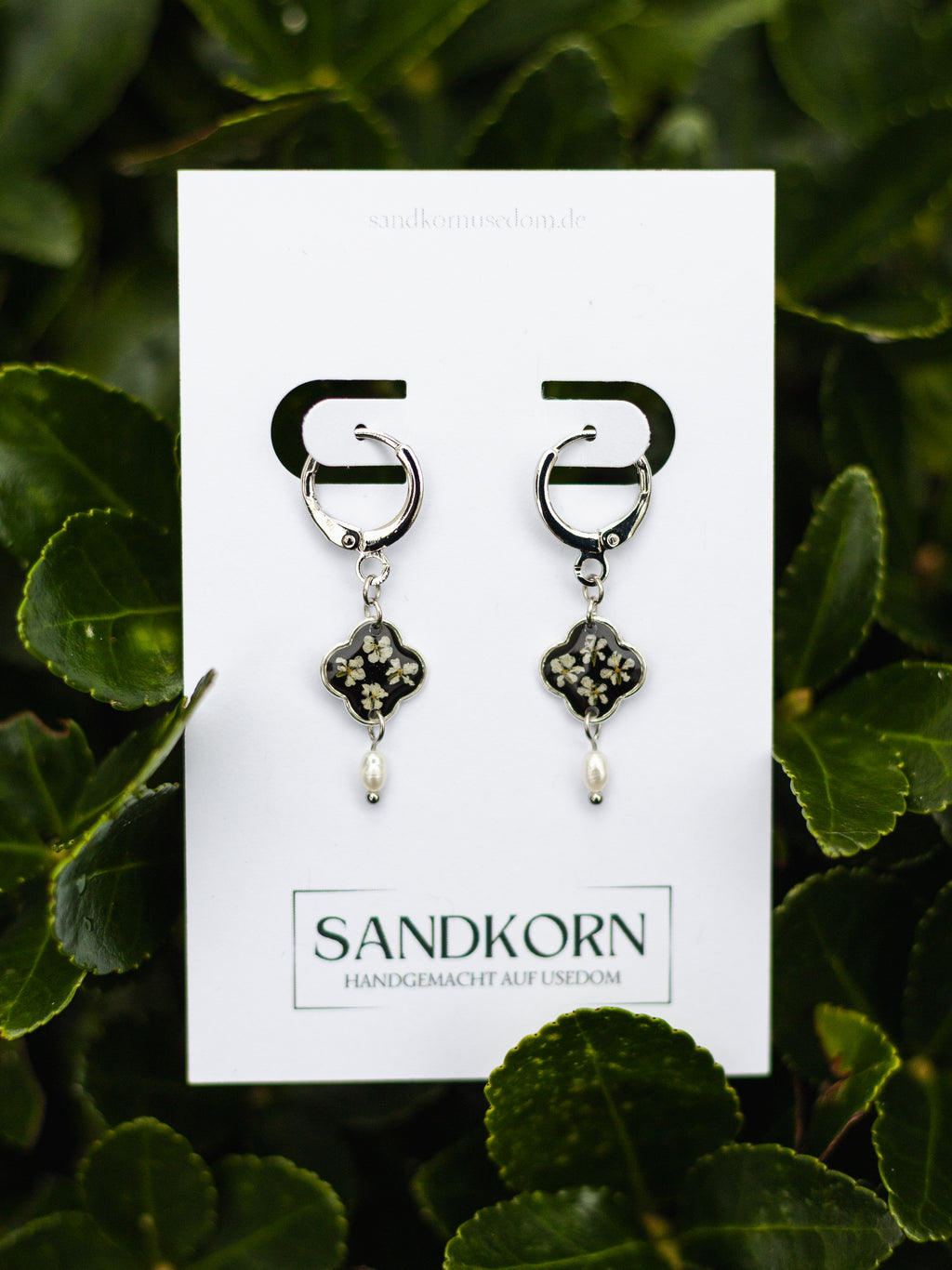 Schwarze Ohrringe mit echten Blüten und Süßwasserperlen | Usedom Schmuck