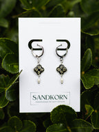 Schwarze Ohrringe mit echten Blüten und Süßwasserperlen | Usedom Schmuck