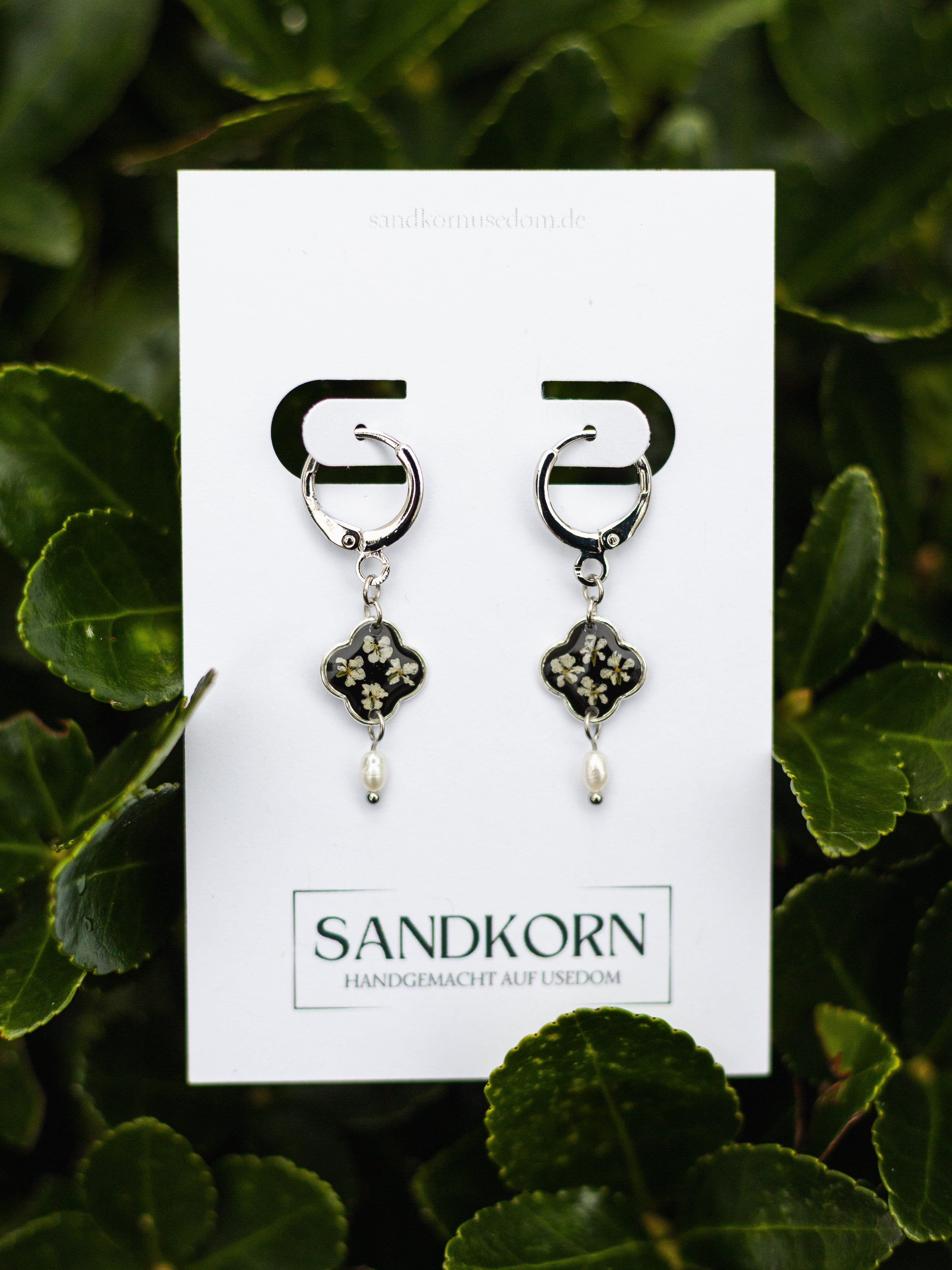 Schwarze Ohrringe mit echten Blüten und Süßwasserperlen | Usedom Schmuck
