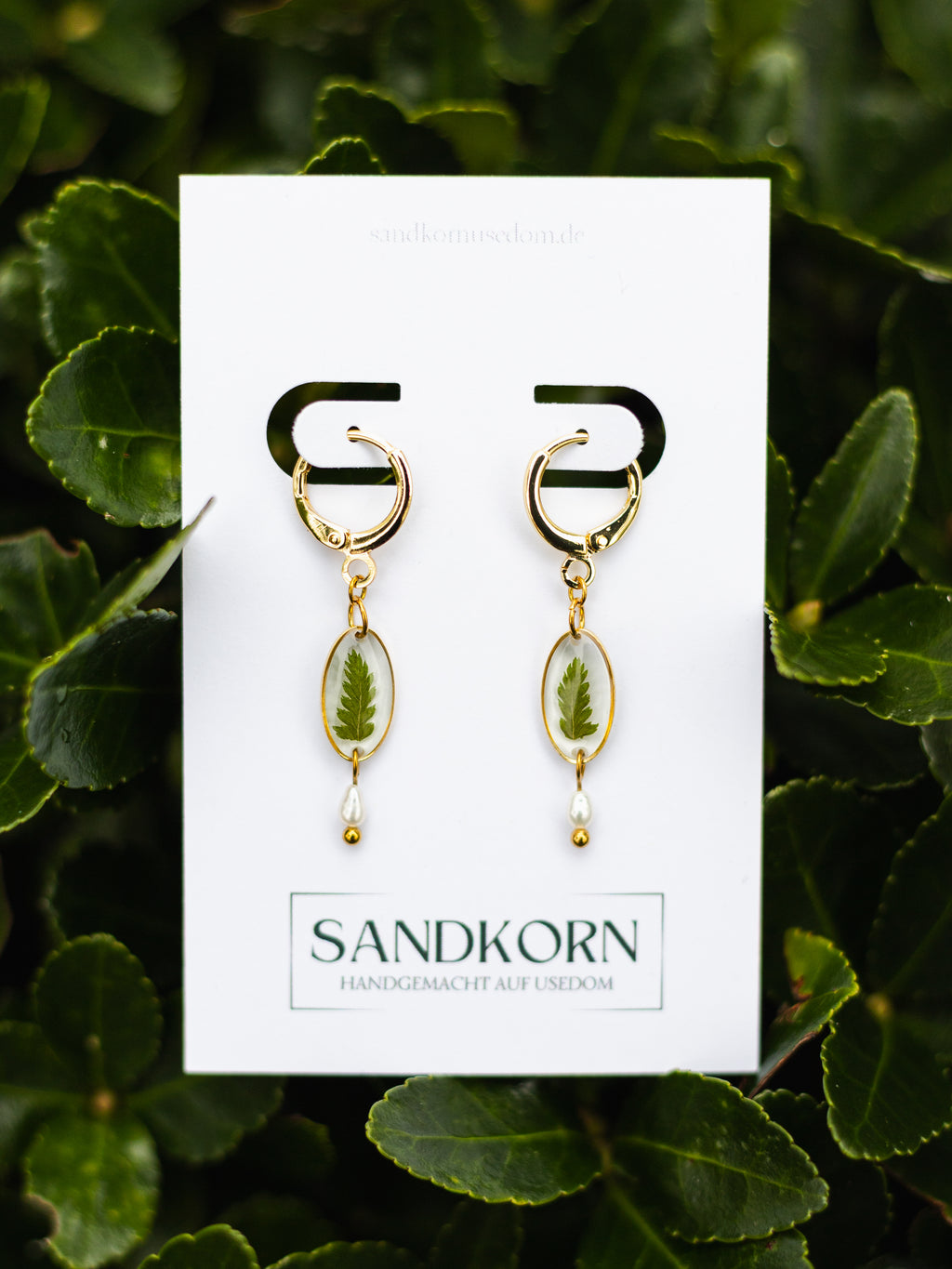 Ohrringe mit Farn und Süßwasserperlen